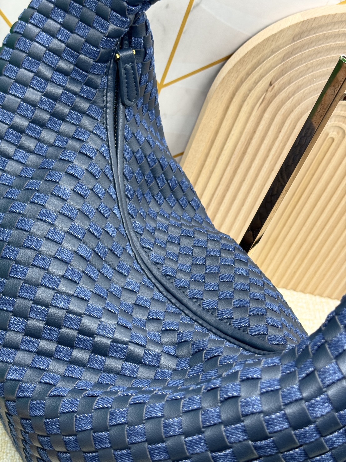 BOTTEGA Hop Large denim and leather tote bag in blue 47cm / BOTTEGA Hobo Bag กระเป๋าสะพายไหล่ใบใหญ่ จุของได้เยอะมาก วัสดุเดนิมคอตตอน ดีไซส์สานเป็นเอกลักษณ์สวยงาม เกรดออริ 1:1