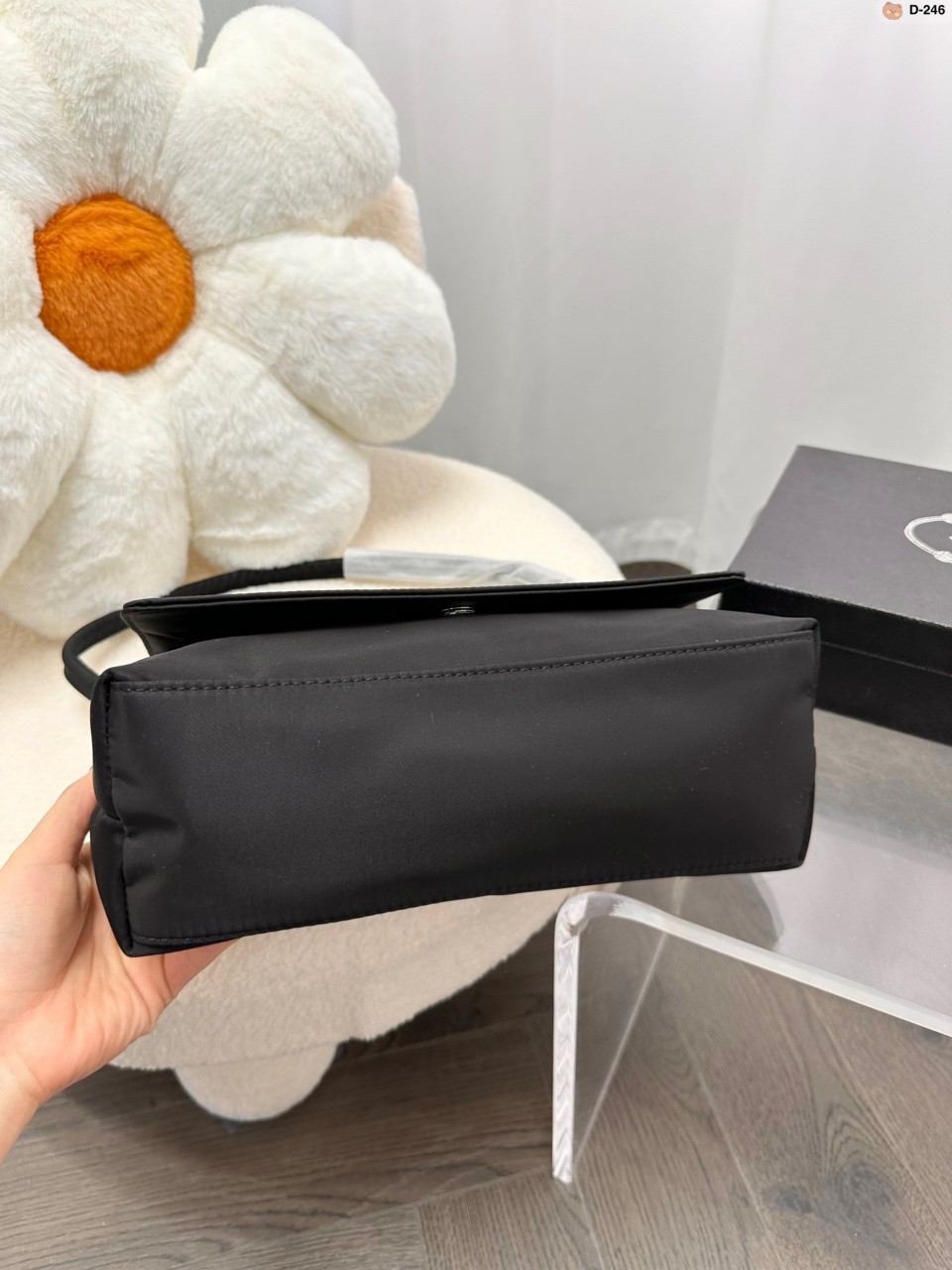 Prada nylon shoulder bag ทรงยอดฮิตของคุณผู้หญิงเลยค่ะ วัสดุทำจากผ้าไนล่อน อย่างหนา กันน้ำได้คะ มีโลโก้แบรนด์อยู่ข้างหน้า ตัวกระเป๋าอยู่ทรง อะไหล่เงินทั้งใบ ด้านในบุผ้าลายแบรนด์อย่างดี