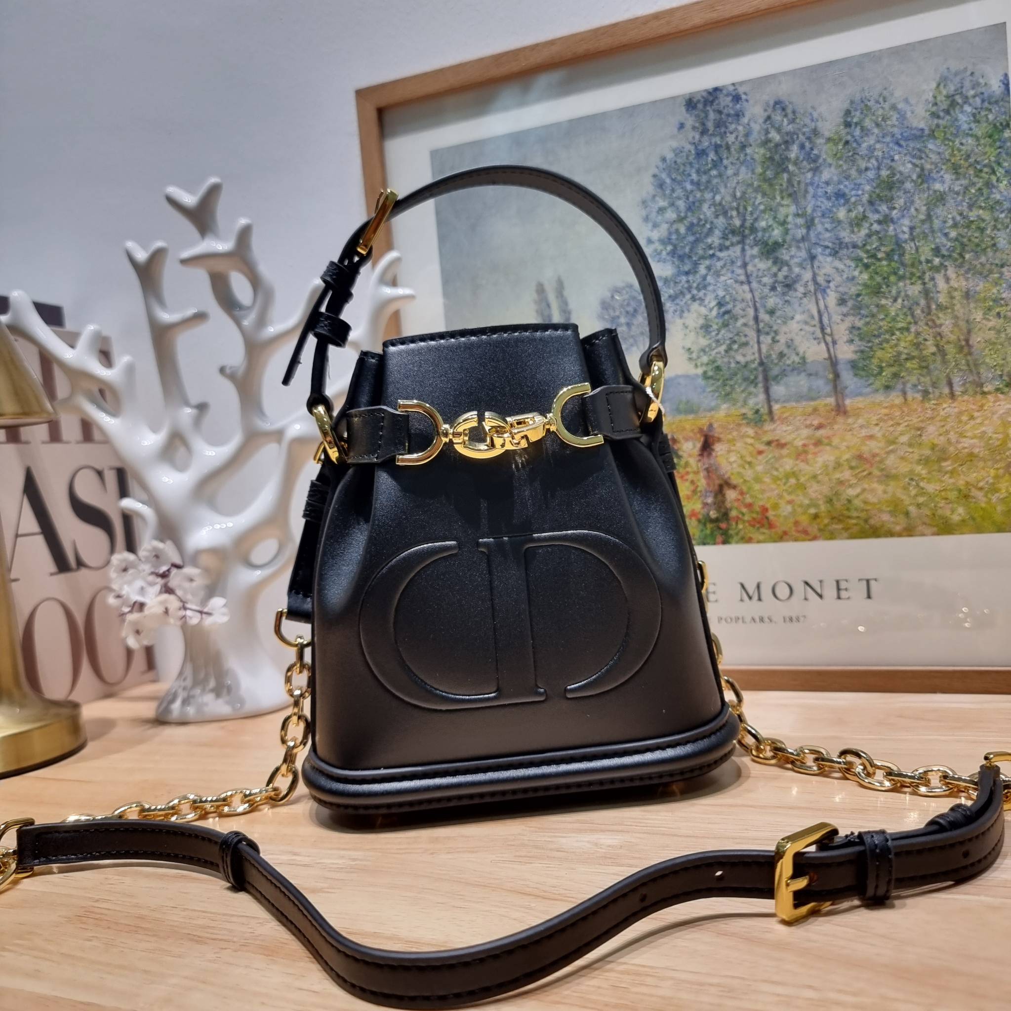 CD SMALL C'EST BAG 17cm / Dior bucket bag พร้อมส่ง กระเป๋าสะพายสุดคลาสสิค ดีไซน์หรู ไซส์เล็กกะทัดรัด ใช้งานง่าย สะพายได้ทุกโอกาส **ล็อทราคาพิเศษสุดคุ้ม