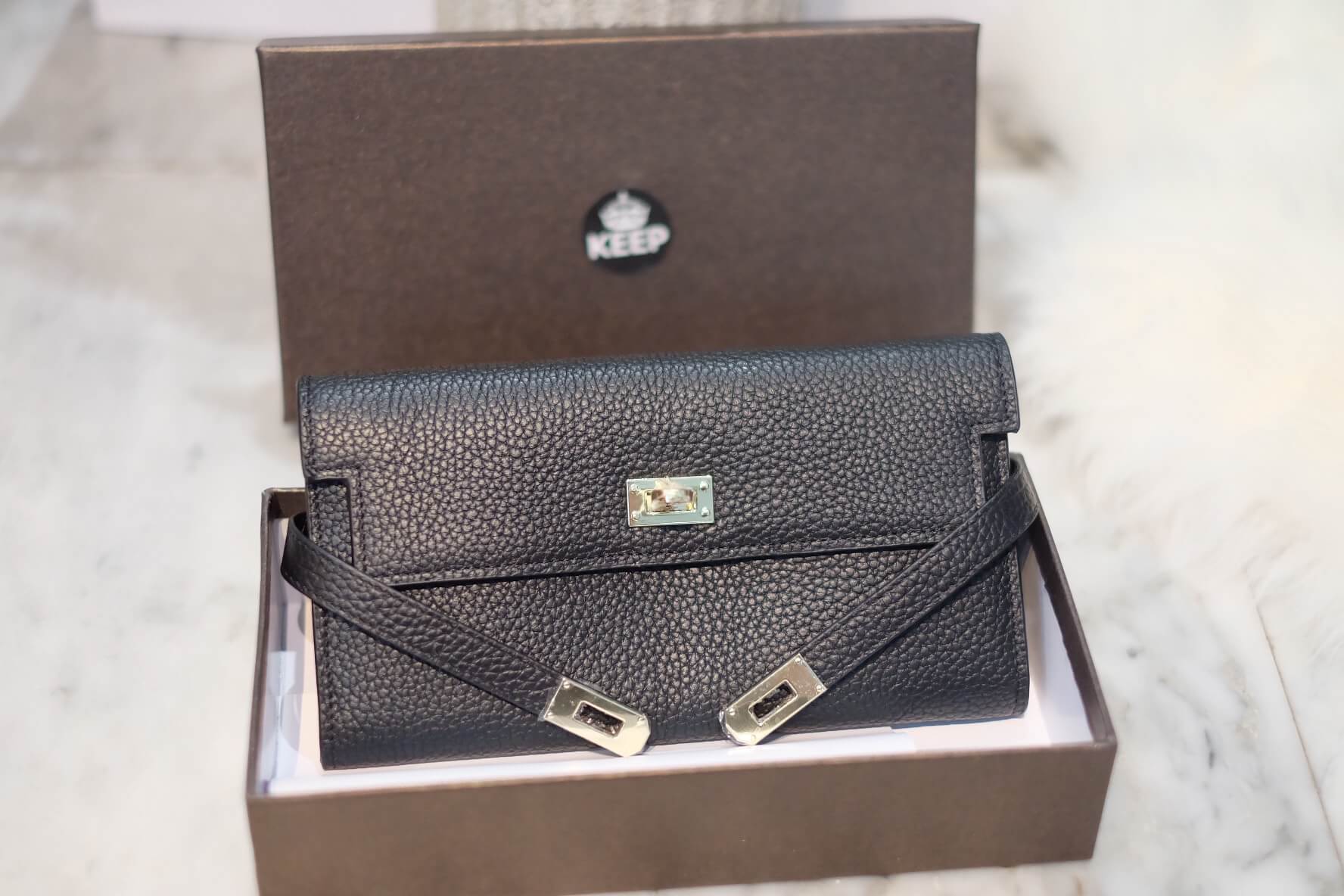 New arrival! Keep wallet milano leather bag มาใหม่ งานกระเป๋าสตางค์ใบยาว จุดเด่น หนังวัวแท้สวยๆ ลายหนังชัดสวยมากๆคะ ตัวกระเป๋าทรงสุดฮิตไม่ควรพลาด หนังดูแลรักษาง่าย ทนทานคะ อะไหล่ทองหรู ดีงามที่สุด ภายใน มีช่องใส่บัตรเยอะ พร้อมช่องใส่เหรียญ อย่างดี ใส่มือถ