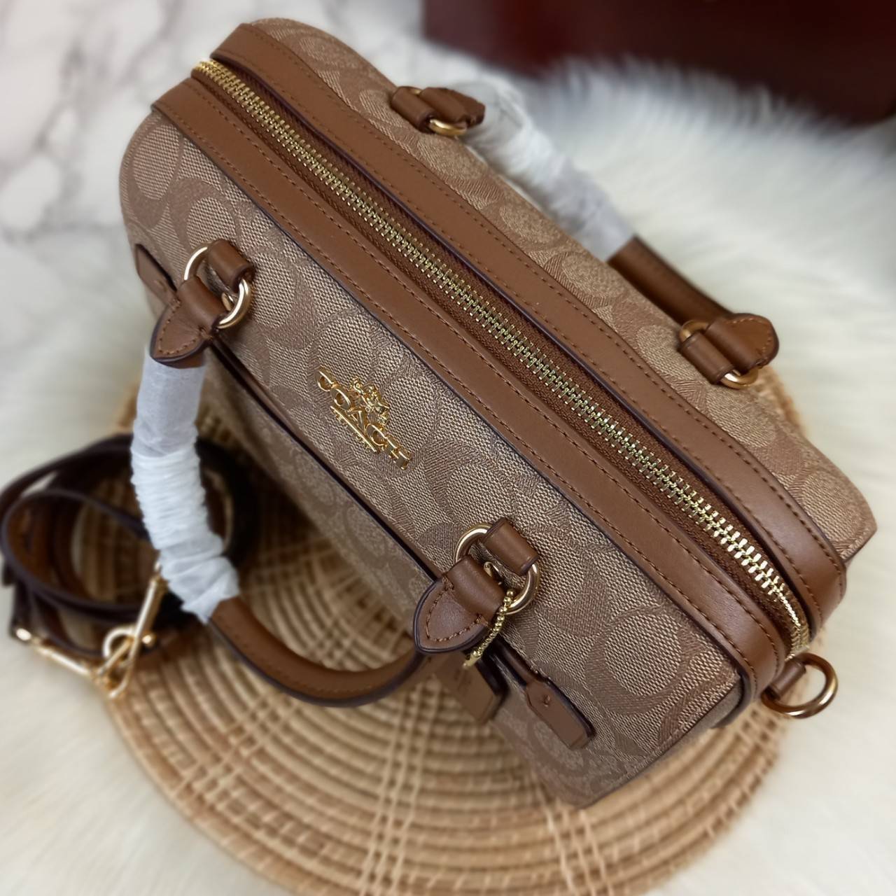 COACH ROWAN SATCHEL IN SIGNATURE CANVAS (COACH F83607)🌺ระดับตัวTOP ยกให้เธอเลย กับรุ่นนี้💃//หมอน 10" รุ่นมีช่องซิปด้านหน้า สามารถแยกเก็บของสำคัญๆได้อย่างเป็นสัดส่วน สำหรับใครที่ชอบกระเป๋าที่จุของได้เยอะๆ รุ่นนี้ตอบโจทย์ได้เลย แนะนำว่า