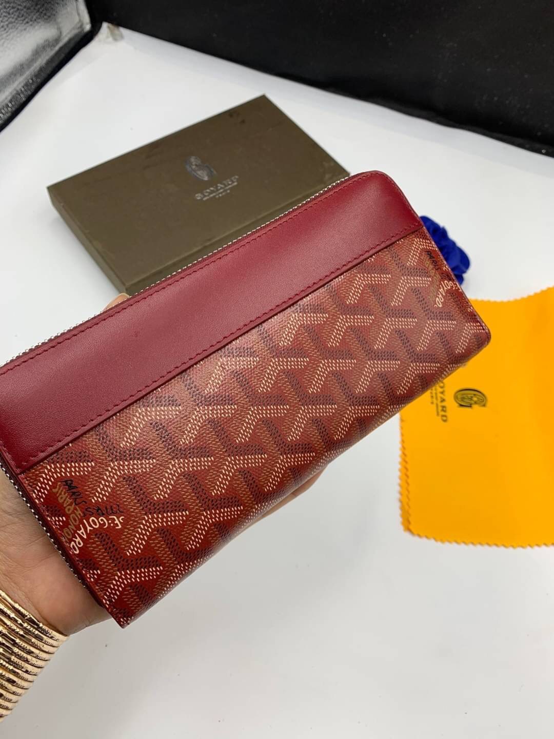 VIP GIFT 】GOYARD round zipper Matignon Long Wallet กระเป๋าสตางค์ซิปรอบใบยาว พร้อมส่ง 6 สี เหมาะกับการใช้งานทุกรูปแบบ นอกจากเพิ่มความมั่นใจแล้ว ยังทำให้ชีวิตของเราง่ายขึ้นอีกด้วย โดยการเปิดปิดแบบซิปรอบ สามารถใส่ธนบัตร เหรียญ บัตรต่างๆได้หลายใบเลยทีเดียว ขน