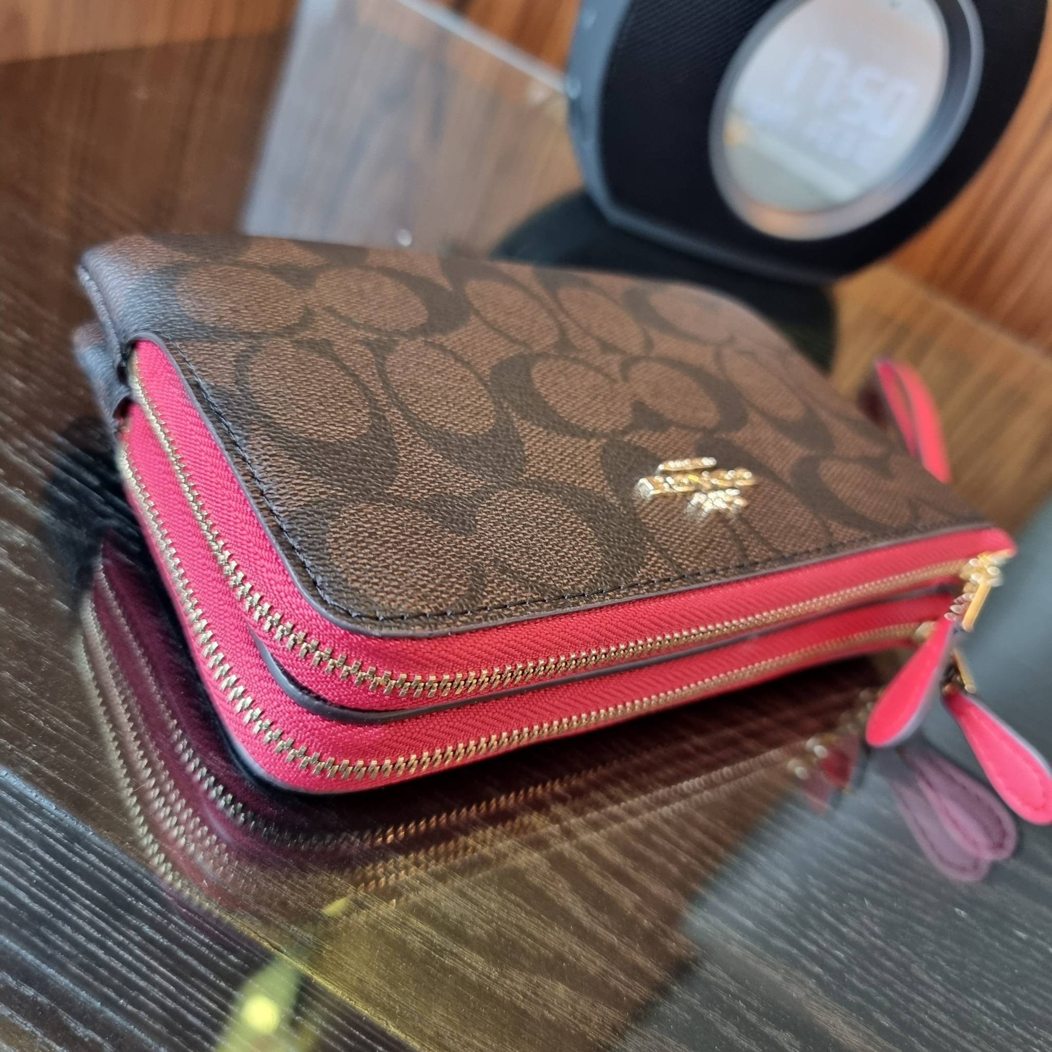 COACH F87591 DOUBLE CORNER ZIP WALLET IN SIGNATURE COATED CANVAS คล้องมือรุ่น 2 ซิป!! มาแล้วจ้า 🌟🤗 ไซส์นี้คือเหมาะมือจริงๆ พกง่ายเช่นเคย ไม่ต้องกังวลว่าจะเกะกะหรือกินพื้นที่กระเป๋าหลัก วัสดุหนังแคนวาสเคลือบลาย มีช่องหลักแยก 2 ช่อง ภายในบุผ