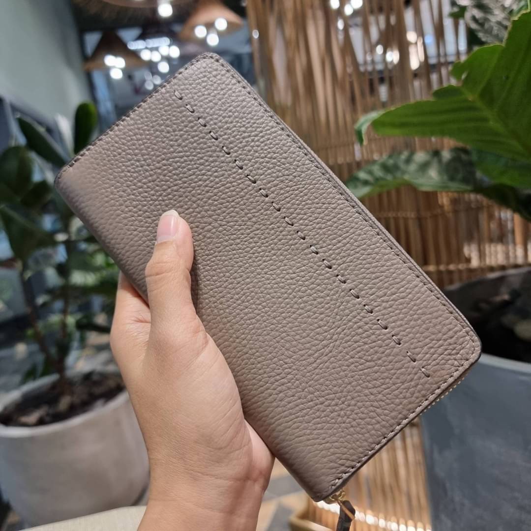 TORY BURCH MCGRAW ZIP CONTINENTAL WALLET กระเป๋าสตางค์ใบยาวรุ่นหายาก จัดเต็มสีสวยพร้อมส่ง ขนาดกำลังพอเหมาะ วัสดุหนังวัวสัมผัสดีมาก