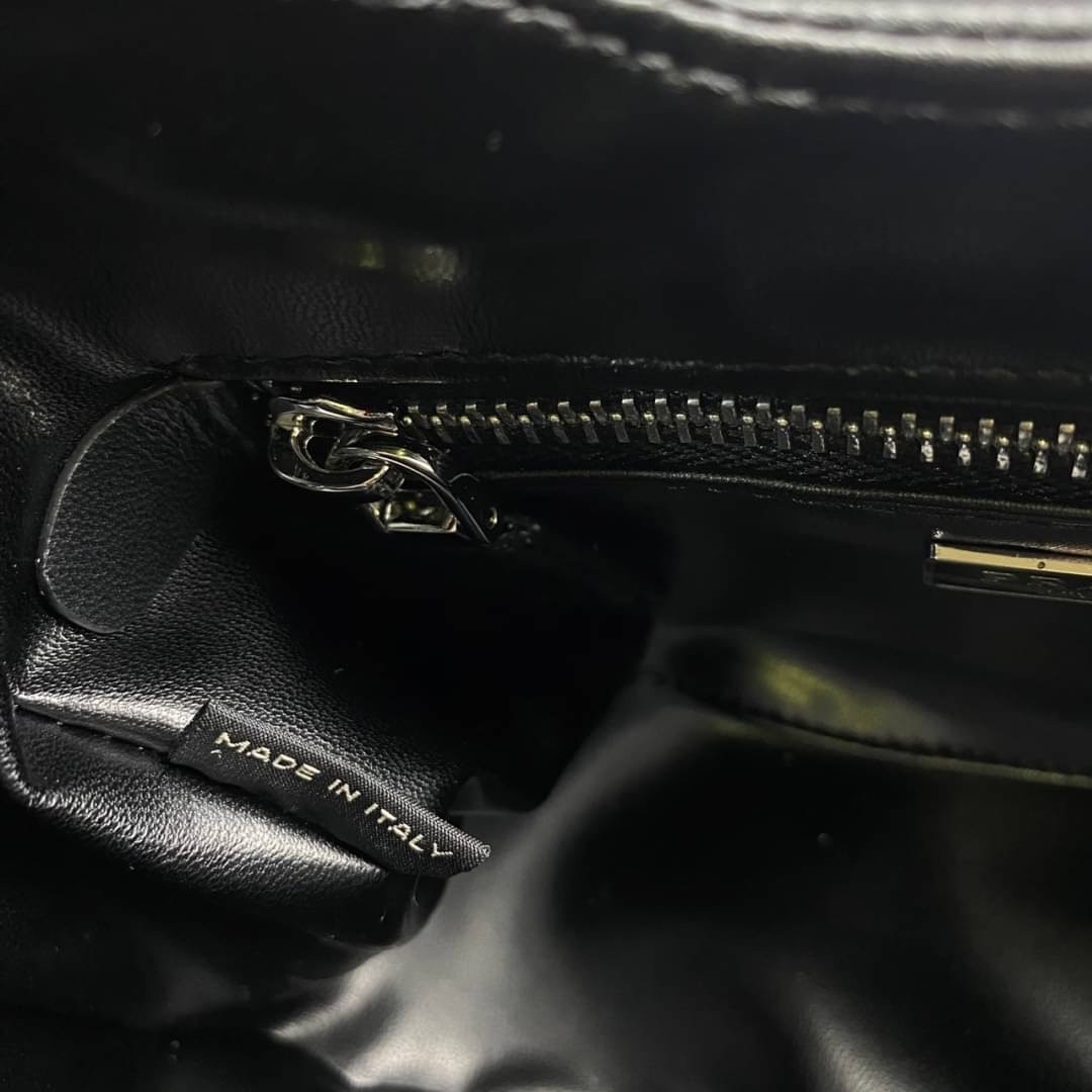 Prada Moon padded nappa-leather bag / PRADA LEATHER HANDBAG พร้อมส่งที่ไทย กระเป๋าสะพาย คอลที่ใครๆ เห็นก็ต้องรัก ขนาดกำลังน่ารัก ดีไซน์สวยดูแพง ด้วยวัสดุที่มีคุณภาพหนัง nappa สัมผัสดีงาม **สินค้าเกรดท็อปออริจินอล 1:1 สลับแท้