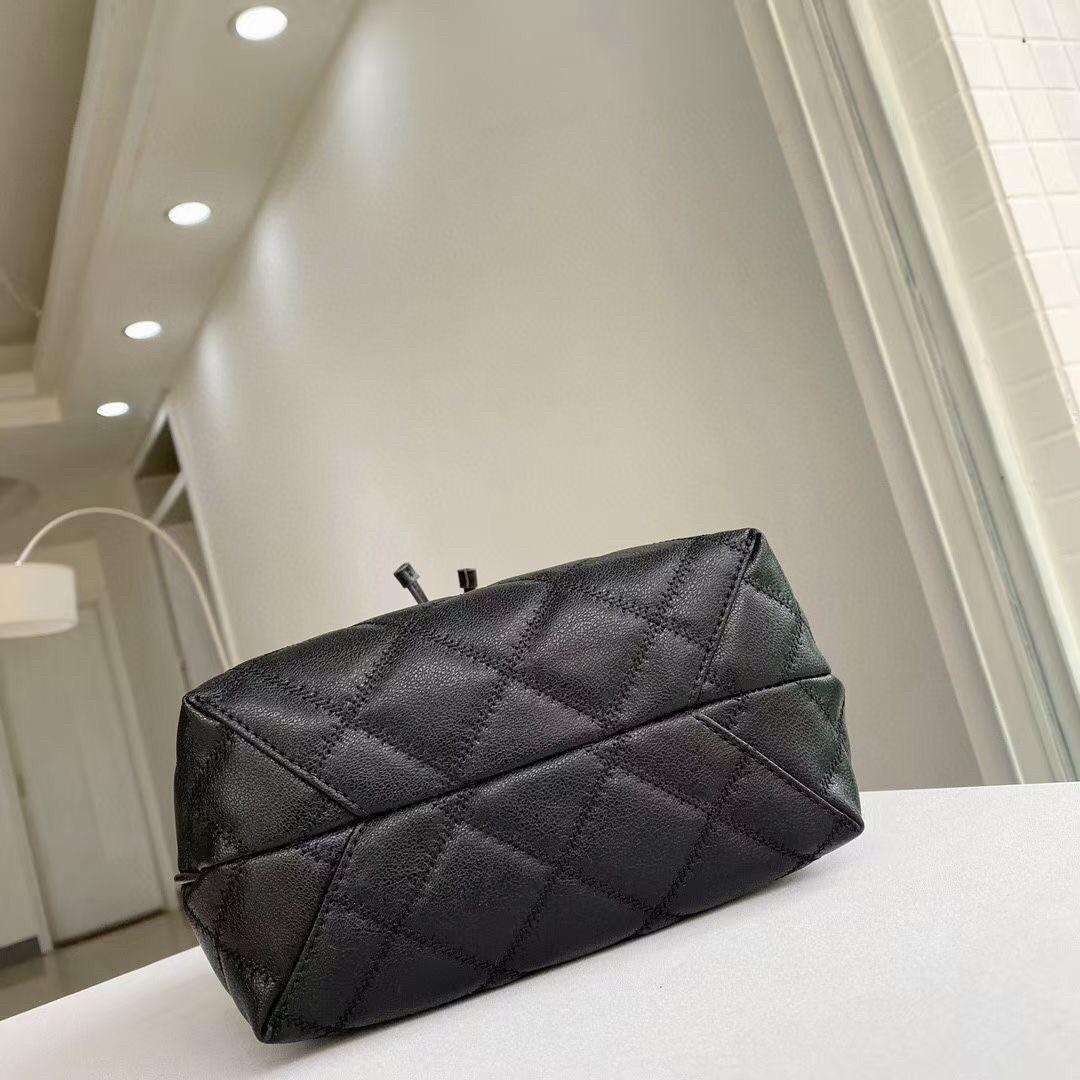 ของแท้ 💯% Tory Willa Shall Drawstring Bag กระเป๋าถือหรือสะพายไหล่ วัสดุ หนังแท้ รุ่นใหม่ล่าสุด จาก Tory ด้านหน้าปักโลโกแบรนด์ น้ำหนักเบา