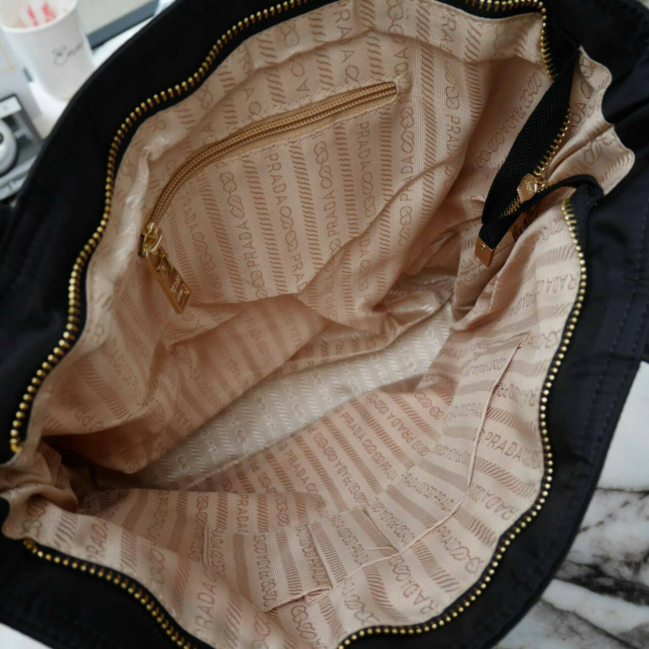 ReStock! งานขายดี ได้ กระเป๋าสะพายไหล่ ทรง TOTE จากแบรนด์ PRADA มาค่า เป็น กระเป๋าผ้าไนล่อน ตามแบบฉบับของแบรนด์เลย ใบนี้มีสายยาวให้ค่ะ สะพายเป็น shoulder bag หรือ ถือได้ค่ะ ด้านหน้าเป็นลายหมี ปักกลิ้ตเตอร์ +logo brand ใช้แล้วสวยมากๆ อะไหล่ทองหรูมาก จุของค