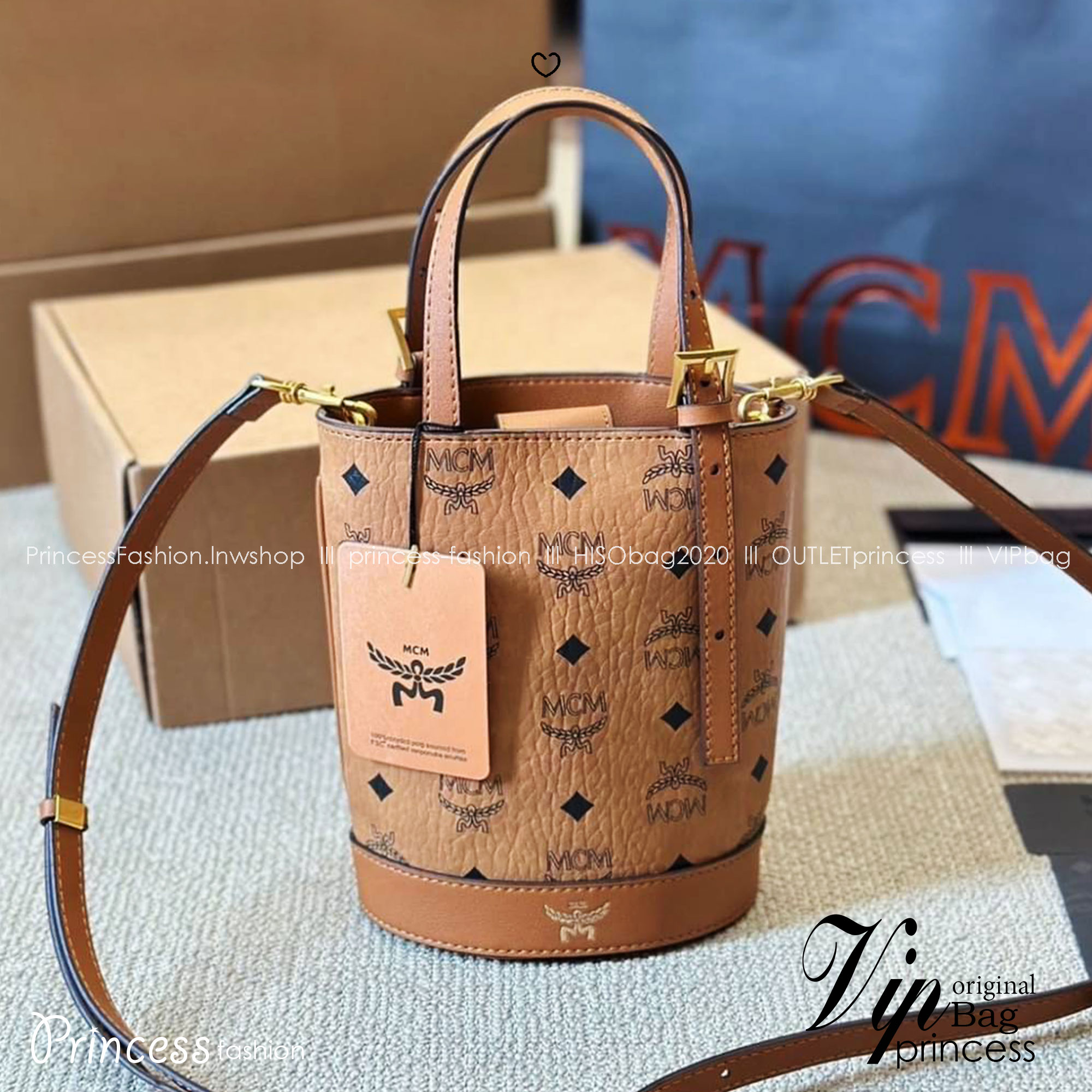 ORI | M.C.M AREN BUCKET TOTE IN VISETOS กระเป๋าทรงบัคเก็ตใหม่ล่าสุดมาแรง ขนาดกำลังสวย ดีไซน์รูปทรงออกมาให้ใช้งานง่าย มีหูจับในตัวที่ปรับได้เล็กน้อย คล้องแขนได้สบายๆ