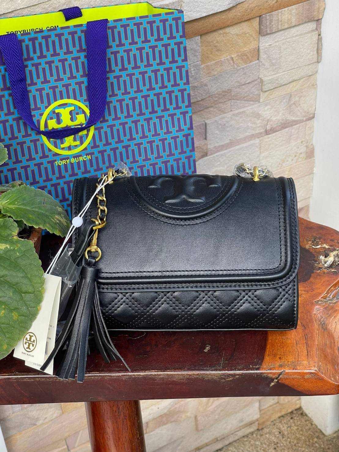 TORY BURCH Fleming Convertible Shoulder Bag ดีไซน์น่ารัก ดูแพงไม่เป็นรองใคร ใช้ได้ทั้งทั่วไปและออกงาน สาว ๆ คนไหนที่กำลังมองหากระเป๋าสะพายไหล่น่ารัก ๆ สักใบที่มีดีไซน์โดดเด่น สะดุดตาล่ะก็ไม่ควรพลาดกับ Collection นี้เลยค่ะ เพราะ Fleming นั้นเป็นรุ่นที่เรีย