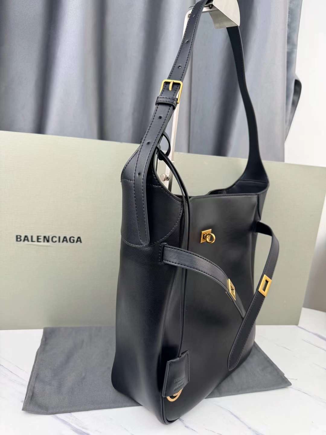 Balenciaga Tote Leather Shoulder Bag กระเป๋าสะพายไหล่ทรงโท้ทดีไซน์สวยเลิศ!! ไม่ซ้ำ เอกลักษณ์ที่โดดเด่นด้วยรูปทรงใช้งานง่าย ภายในกระเป๋าเป็นช่องโล่ง จุของได้เยอะ