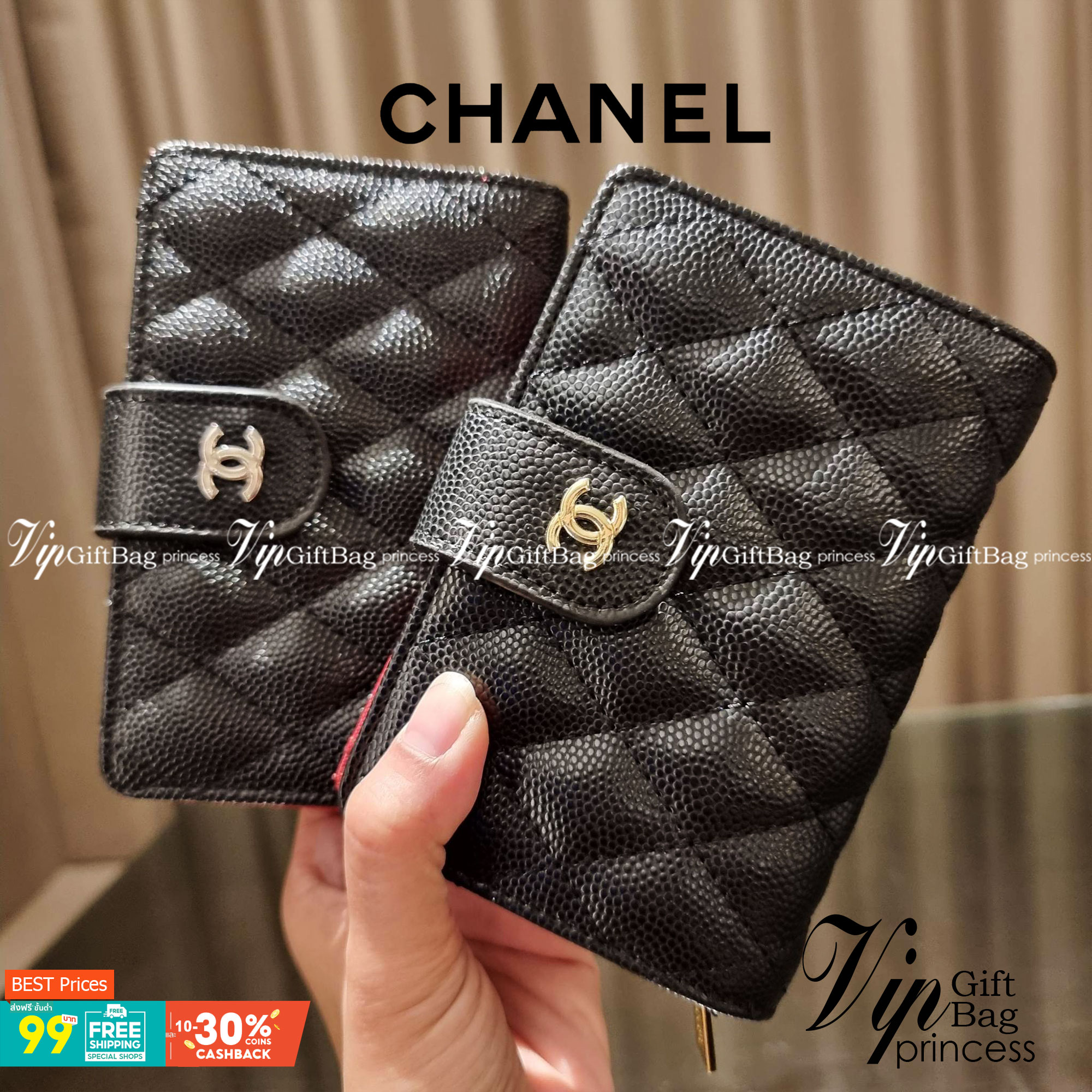 VIP 】หรูสุด ไม่ต้องพูดเยอะ!! HOT ITEM!! กระเป๋าสตางค์ใบกลางขนาดเหมาะมือ ดีไซน์ลุคผู้ดี สวยคลาสสิคจาก Chanel premium for gift วัสดุหนังลายคาร์เวีย ใช้งานง่าย เปิด-ปิดด้วยกระดุมแม่เหล็ก และซิปรูดช่องสำหรับใส่เหรียญ สะดวกมากๆ ภายในกระเป๋ามีช่องใส่บัตร ใส่ธนบ