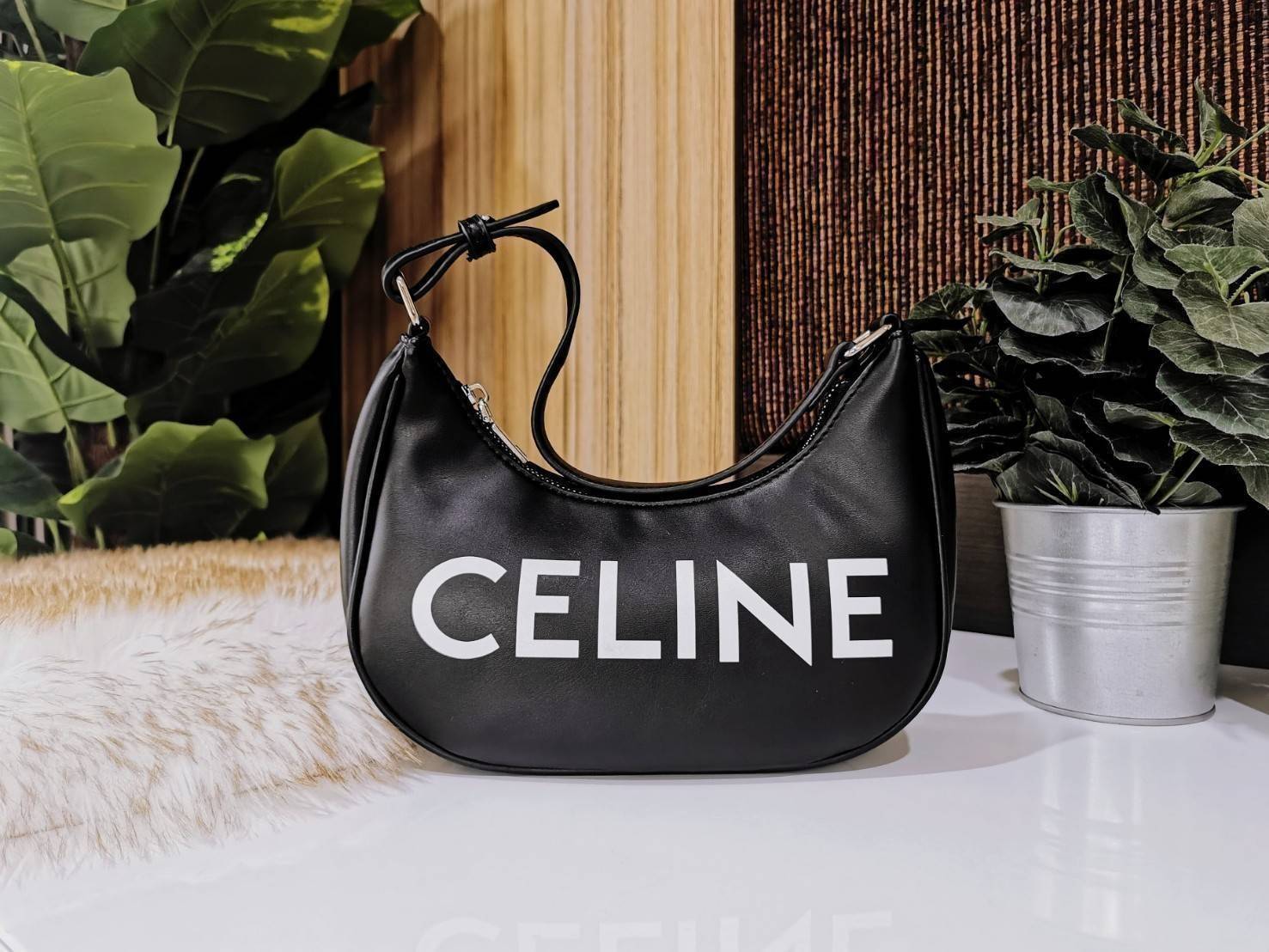 CELINE SHOULDER BAG VIP GIFT WITH PURCHASE (GWP) พรีเมี่ยมกิ๊ฟ Limited Edition จาก CELINE HAUTEPARFUME DUTYFREE COUNTER ดีไซน์ยอดนิยมหนังนิ่มสวยอยู่ทรงเปิดปิดด้วยซิปอะไหล่เงิน ภายในโล่งกว้างมีช่องเล็กสามารถใส่มือถือกระเป๋าสตางค์ใบยาวของใช้ได้จุ หูหิ้วหนัง