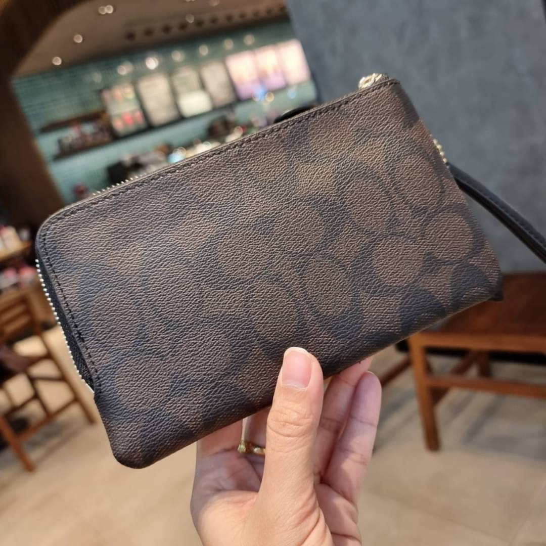 COACH F87591 DOUBLE CORNER ZIP WALLET IN SIGNATURE COATED CANVAS คล้องมือรุ่น 2 ซิป!! มาแล้วจ้า 🌟🤗 ไซส์นี้คือเหมาะมือจริงๆ พกง่ายเช่นเคย ไม่ต้องกังวลว่าจะเกะกะหรือกินพื้นที่กระเป๋าหลัก วัสดุหนังแคนวาสเคลือบลาย มีช่องหลักแยก 2 ช่อง ภายในบุผ