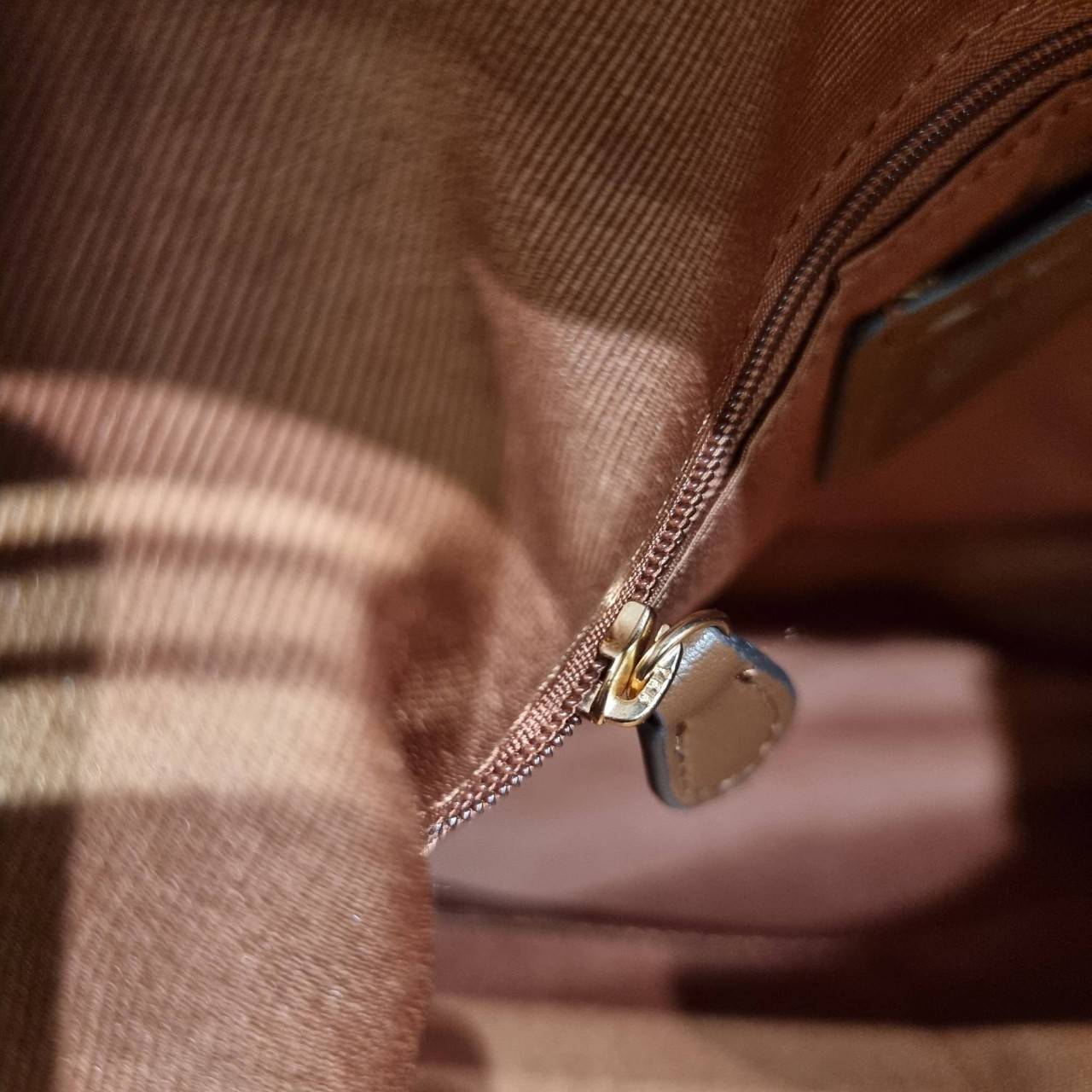 COACH C5641 VAL DUFFLE IN SIGNATURE CANVAS WITH STRIPE ใหม่ล่าสุด กระเป๋าทรงดัฟเฟิล คอลเลคชั่นยอดฮิต สวยโดดเด่น ทรงกระเป๋าไม่ซ้ำใคร แถมยังใส่ของได้จุใจไปอีก วัสดุหนังแคนวาสคุณภาพดี สลับหนังแท้ ด้านหลังมีช่องซิป กระเป๋ามีช่องซิปหลัก ภายในโล่งกว้าง สายสะพาย