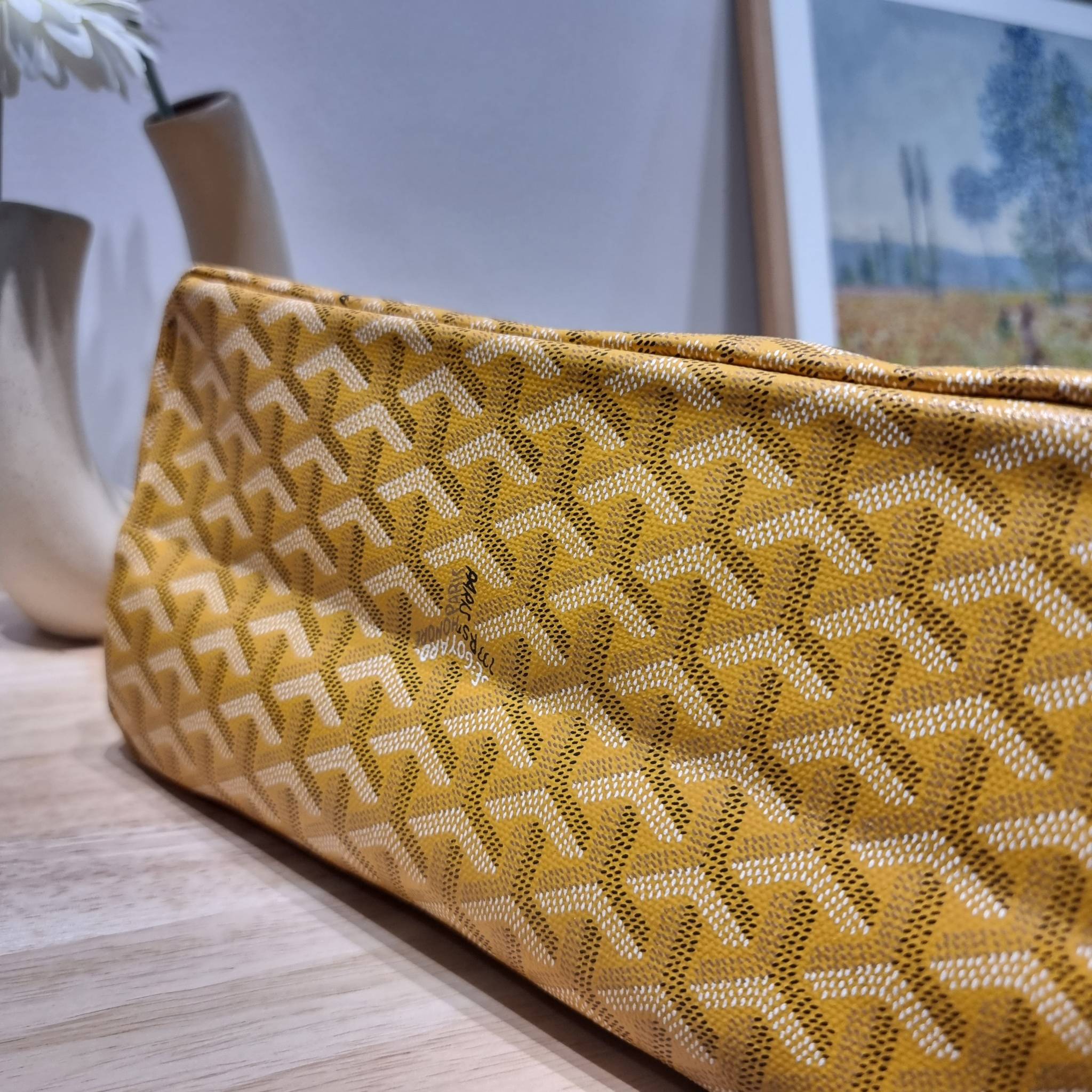 GOYARD BOHEME HOBO BAG / GOYARD HOBO กระเป๋าสะพายทรงโฮโบ ใบใหญ่จุใจ!! มาครบสีขายดี เลิศทุกสี รูปทรงคลาสสิค ดีไซน์เป็นเอกลักษณ์ วัสดุหนังแคนวาสพิมพ์ลายสวยคม ปากกระเป๋ามีซิปเปิด-ปิดกันของหล่นได้ ภายในโล่งกว้างมาก มาพร้อมสายคล้องในตัว ทนทาน สะพายสวยๆได้ทุกวั