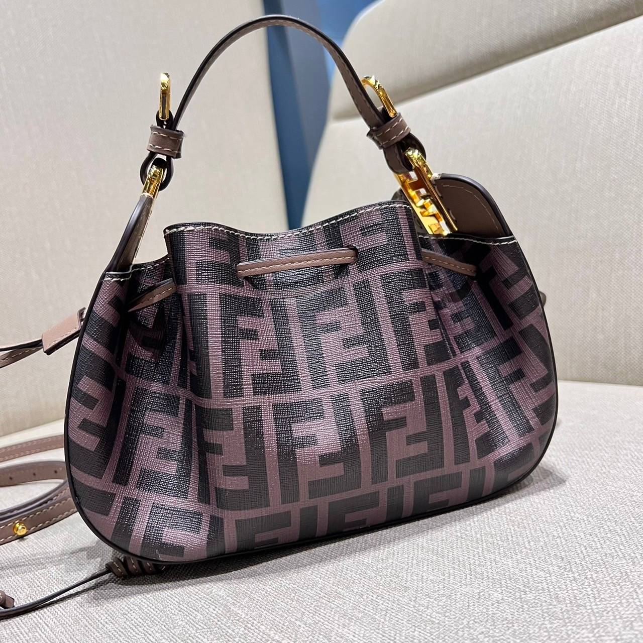 Fendi Pomodorino mini FF leather bag / FENDI FF mini bag รุ่นลิมิเต็ด หายาก ขนาดกำลังสวย ดีไซน์ทรงไม่ซ้ำใคร เก๋ๆตรงดีเทลรูดเก็บปากกระเป๋า วัสดุหนังแคนวาสเคลือบลาย มาพร้อมหูจับในตัว และสายครอสมีมาให้ ปรับได้เล็กน้อย ภายในโล่งกว้าง ใส่ของจำเป็นได้ครบ ใบจริง