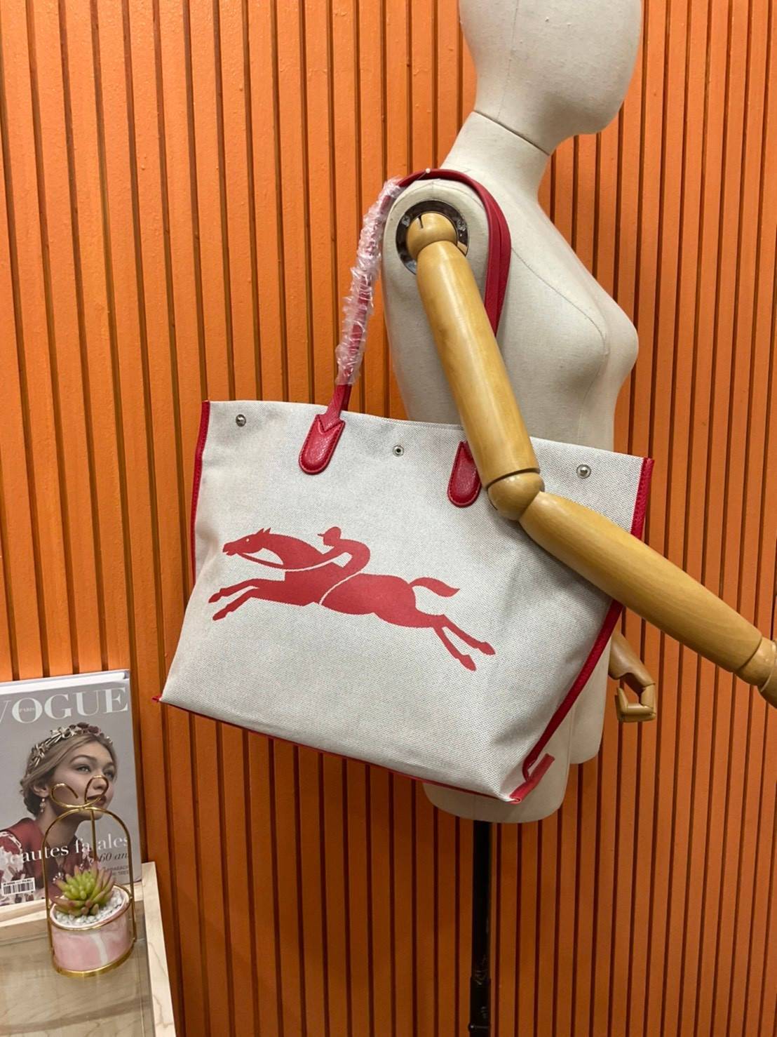 LONGCHAMP ESSENTIAL TOILE SHOULDER BAG L ECRU กระเป๋าสะพายข้าง รุ่นใหม่ล่าสุดทรงฮิต!! ฮิตกันมากๆในเหล่าบรรดาเซเลป วัสดุ Cotton Canvas & Grained cowhide ด้วยดีไซน์ทรงสวยคลาสสิค ขนาดกำลังดีเนื้อหนา ตั้งอยู่ทรง น้ำหนักเบา