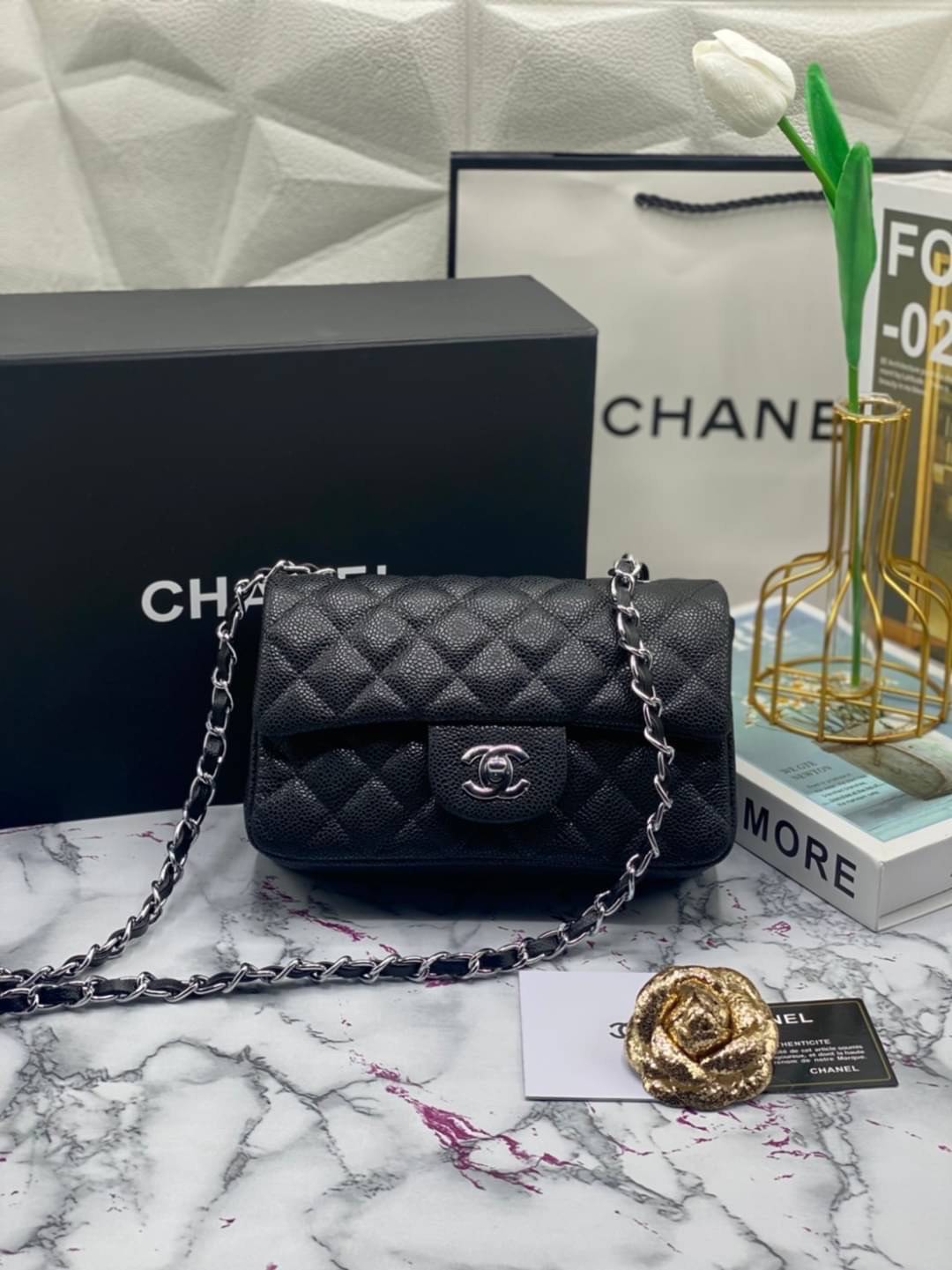 หนังแท้ CHANEL classic 8" black caviar รุ่นยอดนิยมไอเท็มฮิตวัสดุหนังคาเวียร์สวยคลาสสิค ด้านหน้ามีโลโก้แบรนด์อะไหล่ทอง/เงินสวยหรู ภายในสีแดงเบอกันดี้ เป็นใบยอดนิยมของสาวๆ เลยค่าา พร้อมส่งที่ไทยไม่ต้องรอพรีฯ สาวก Chanel Must Have! นะคะ