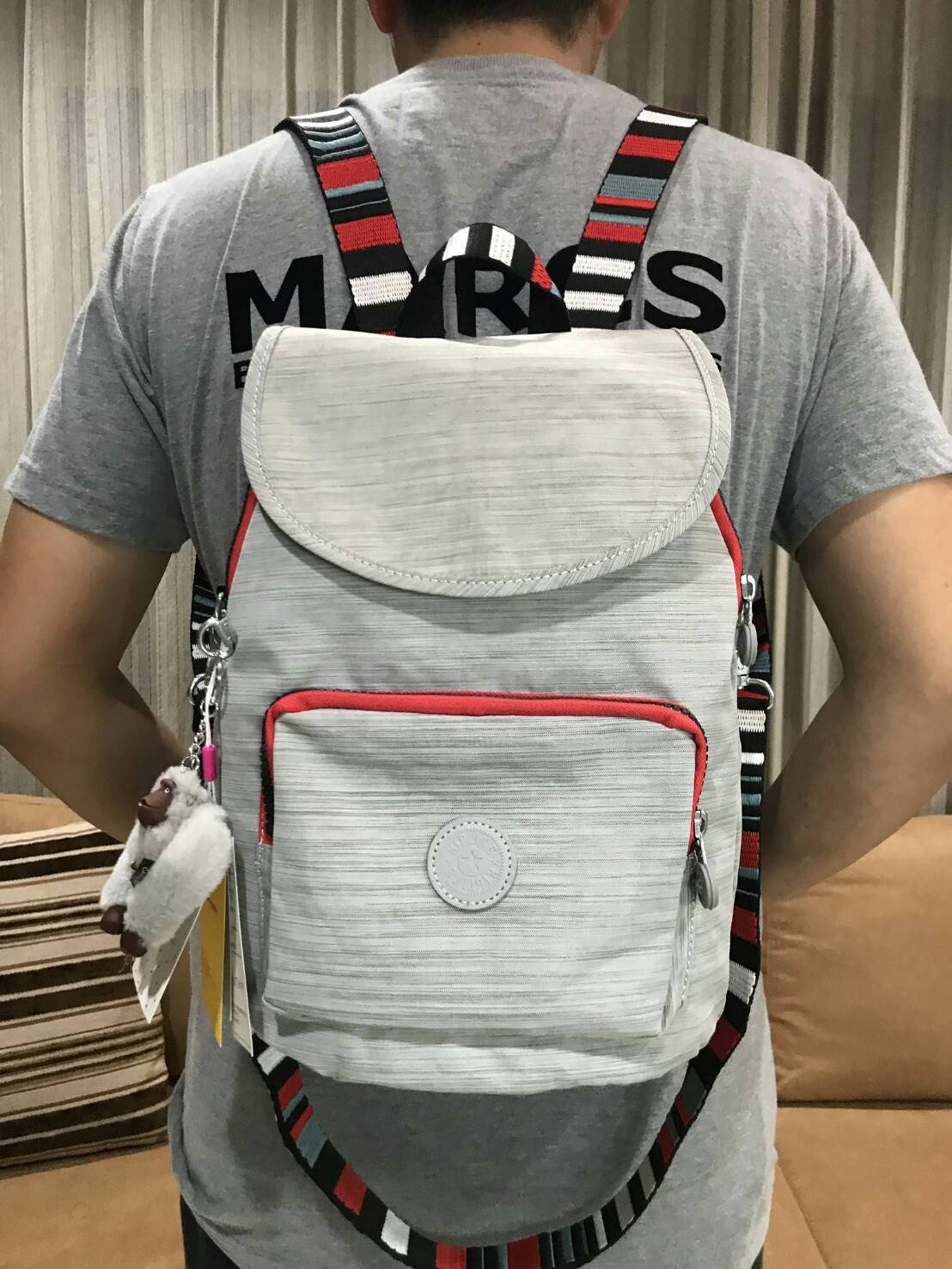 KIPLING ART 2WAY BACKPACK NEW ARRIVAL! กระเป๋าสะพายเป้สไตล์ลำลองรุ่นใหม่ วัสดุ Nylon+Polyester 100% โดดเด่นที่สามารถสะพายได้หลายแบบ ทั้งแบบเป้ หรือใช้สายยาวสะพายไหล่ หรือจะ Crossbody ก็ได้ค่ะ หูหิ้วเเละสายสะพายลวดลายสวย มีช่อง ซิปใส่ของด้านหน้า มีช่องใส่ข