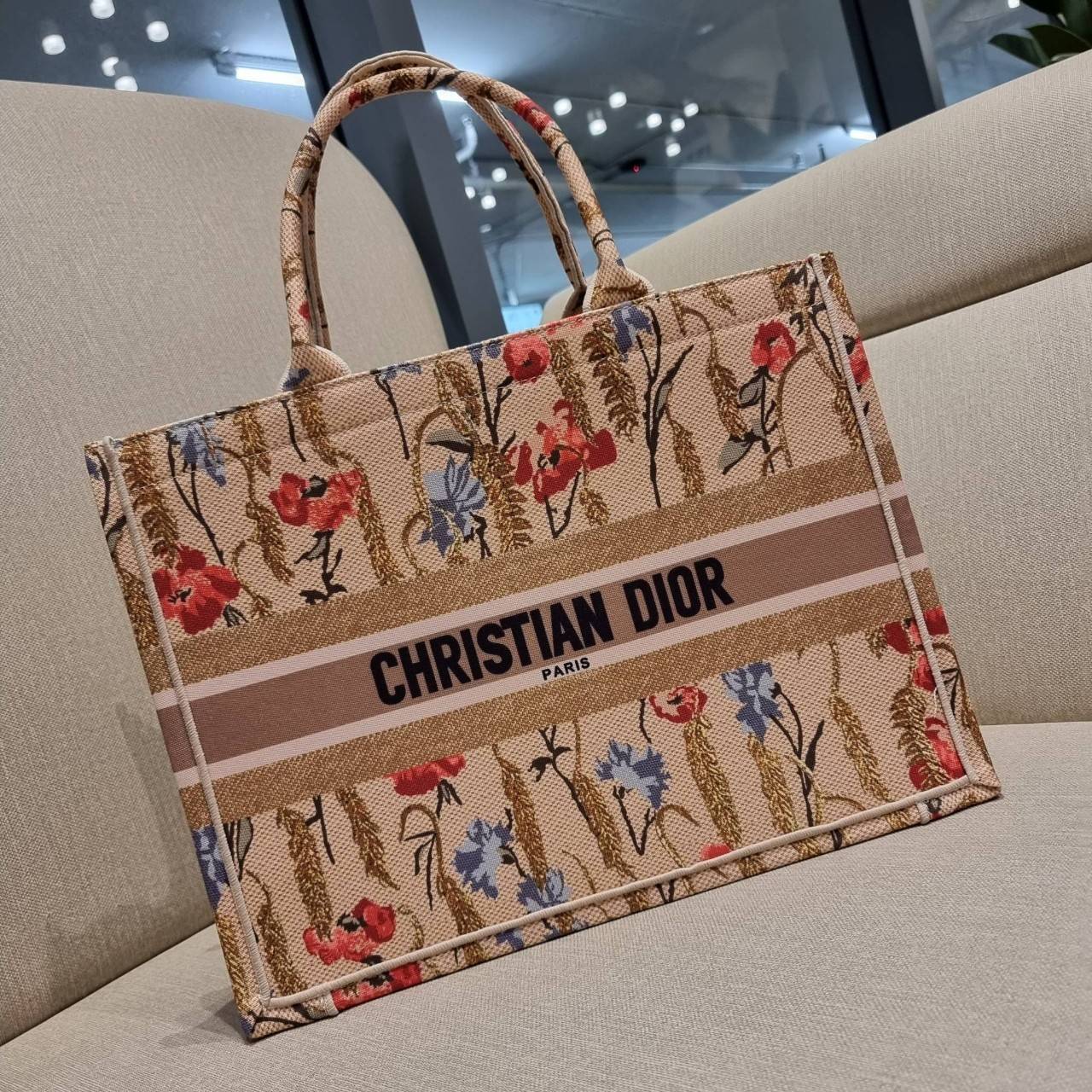 VIP 】HOT ARRIVAL!! DIOR CD SHOPPING BAG WITH GWP กระเป๋าทรงช้อปปิ้งใบใหญ่ จุใจ!! พรีเมี่ยมกิ๊ฟรุ่นดับเบิ้ลฮอต ดีไซน์คลาสสิควินเทจ สวยหรู วัสดุผ้าแคนวาสลายกราฟฟิค ภายในโล่งกว้างมากๆ ใส่ของจุสุดๆ โน้ตบุ้ค ไอแพด กระเป๋าสตางค์ มือถือ หรือเสื้อผ้ายังได้ สะพายค