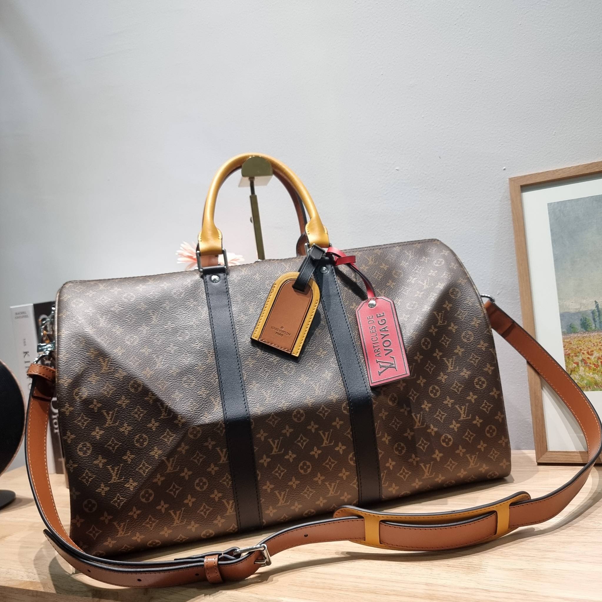 LV KEEPALL BANDOULIERE กระเป๋าเดินทางสุดชิค ที่ทำให้การเดินทางไม่ธรรมดาอีกต่อไป ด้วยลูกเล่น patch แท็กห้อย และใบลูก ที่จัดมาให้ได้เก๋ๆ ไม่ซ้ำใคร วัสดุหนังแคนวาสคุณภาพดี ดีไซน์ลวดลายโมโนแกรมเอกลักษณ์ ซิปมีตัวล็อคไว้ให้แน่นหนา มีสายสะพายครอสให้ ภายในโล่งกว้