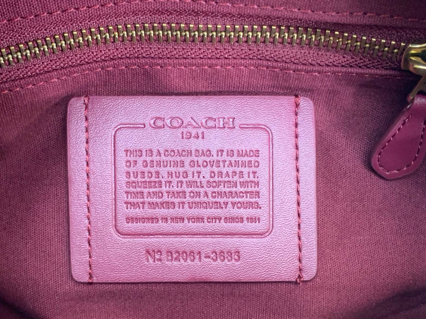 COACH BELT BAG IN SIGNATURE CHAMBRAY (3685) ❤️ใช้ได้ทั้งชาย//หญิงค่ะ กระเป๋าคาดอก วัสดุผ้าแคนวาส+หนังแท้ค่ะ ด้านหน้ามีช่องซิปขนาดกลาง ใส่มือถือได้ค่ะ ช่องซิปหลักเปิดปิดแบบซิปคู่ ภายในกว้าง ใส่ของจำเป็นได้ครบเลยนะคะ มีช่องซิปสำหรับใส่ของจุกจิกให้อีก