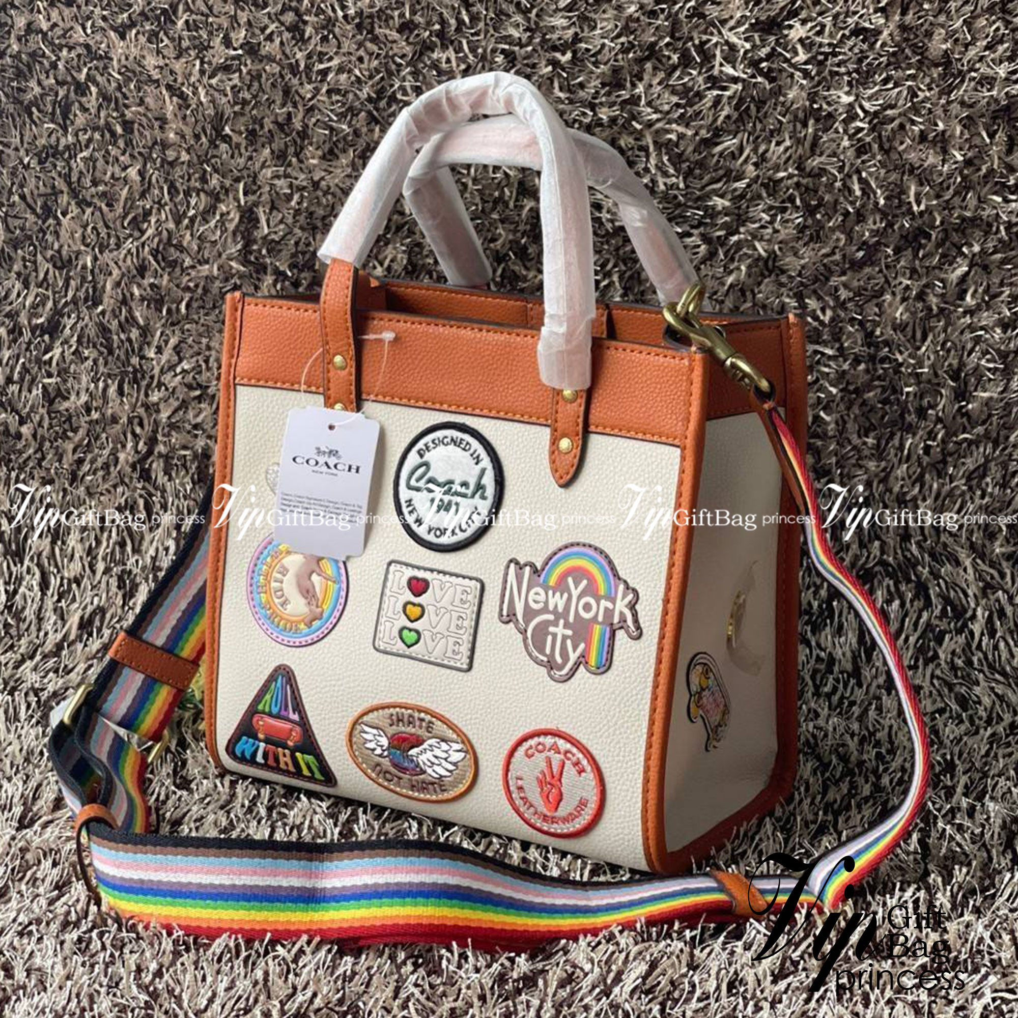 COACH FIELD TOTE 22 WITH PATCHES CA138 ส่วนหนึ่งจาก Coach Pride Collection ซึ่งเป็นการเฉลิมฉลองความเท่าเทียม ความหลากหลาย และการแสดงออกถึงตัวตนที่แท้จริงภายในชุมชน LGBTQIA+ ในเดือนนี้และทุกเดือน ตั้งแต่วันธรรมดาที่วุ่นวายไปจนถึงวันหยุดสุดสัปดาห์ที่เต็มไปด