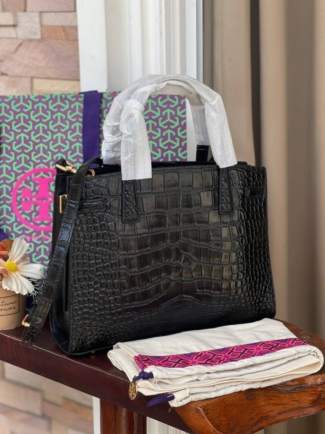 Tory Burch Walker Embossed Small Satchel Collection นี้เหมาะสำหรับผู้หญิงที่มีความสุขุมและเป็นผู้ใหญ่ เพราะดีไซน์ของกระเป๋าหนังรุ่นนี้ได้ผลิตออกมาโดยเน้นความเรียบง่าย เป็นทางการและดูแพง