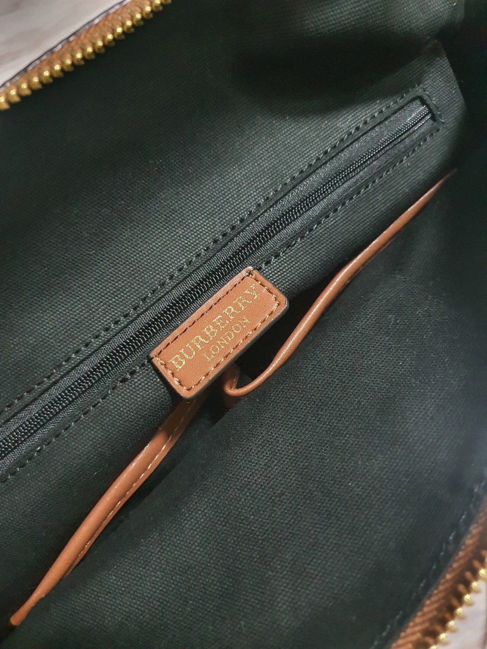 BURBERRY VINTAGE BAG VIP GIFT WITH PURCHASE (GWP) พรีเมี่ยมกิ๊ฟ Limited Edition จากBURBERRY วัสดุหนังทั้งใบ ทรงคลาสสิคสวยหรู เปิดปิดด้วยซิป ภายในมีช่องใส่ของโล่งกว้าง พร้อมช่องซิปอีกหนึ่งช่อง สามารถใส่มือถือ ipad ของจุกจิกได้ อีกด้านใส่ของพร้อมหยิบใช้ อะไ