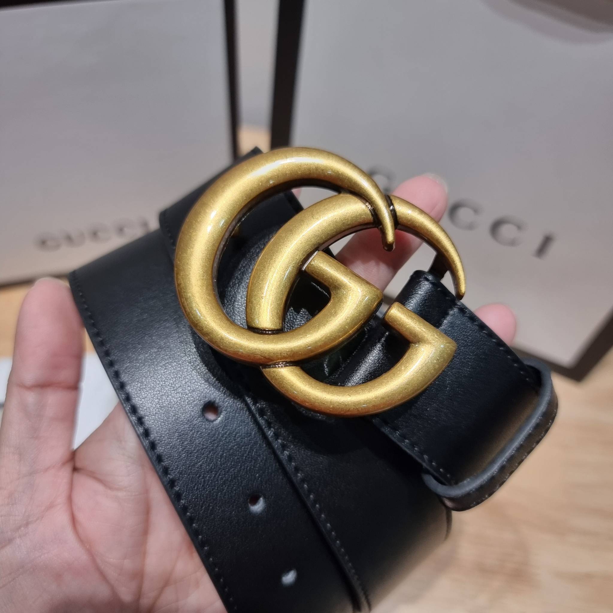 GUCCI BELT / GG belt 3.5cm เข็มขัดสีดำสุดคลาสสิค รุ่นโลโก้ ใหญ่ เรียบง่าย ผู้ดี เป็นซิกเนเจอร์ ด้วยดีไซน์ double buckle อะไหล่สีทองวินเทจ ทำให้ใช้งานเป็น everyday use ได้เลย วัสดุหนังสวย พร้อมออริจินัล box ที่สุดของการคอมพลีทลุทด้วยเข็มขัดเส้นนี้เส้นเดียว