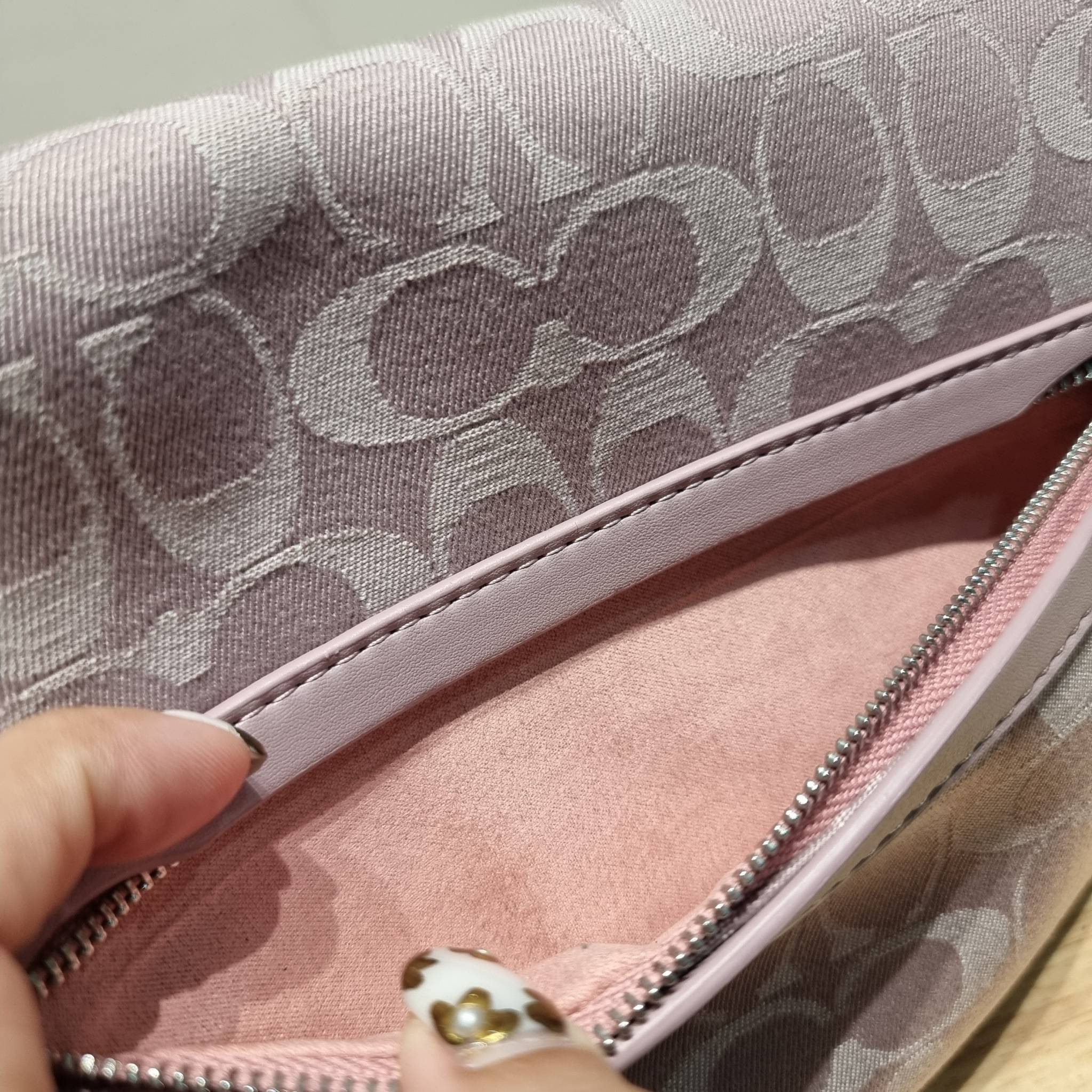 COACH CJ854 SOFT TABBY SHOULDER BAG IN SIGNATURE DENIM ฉุดไม่อยู่แล้วจริงๆกับไอเท็มนี้ ที่ร้อนแรงแบบปังๆไปเลย!! กระเป๋าสะพายไหล่/สะพายข้าง ดีไซน์วินเทจย้อนยุค สวยคมชัด คลาสสิคใช้ได้ทุกลุค