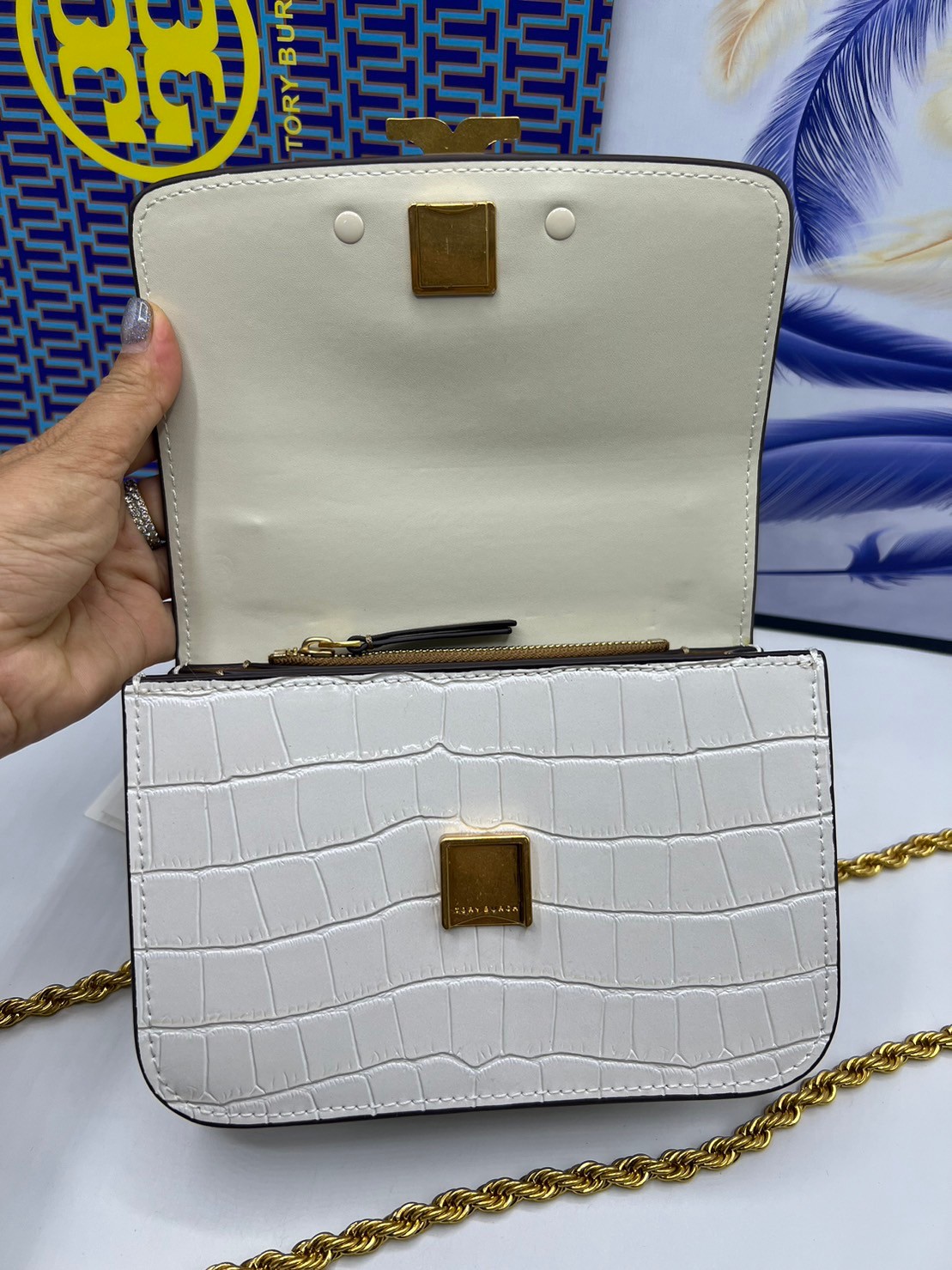 6 สี Tory Burch Croc Eleanor Small Bag / TORY BURCH ELEANOR CROC EMBOSSED LEATHER กระเป๋าสะพายหนังพิมพ์ลายจระเข้ ดีไซน์หรูหรา โด่นเด่นด้วยโลโก้แบรนด์อะไหล่ด้านหน้า และสายสะพายโลหะสีทอง