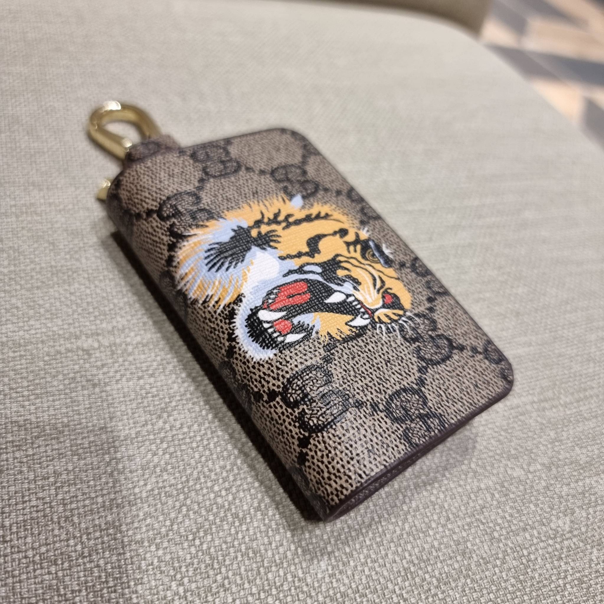 VIP 】SUPER EXCLUSIVE GC GWP KEY FOB WITH GIFT BOX 🎊🐯🐍 ต้อนรับปีแห่งความปัง!! กระเป๋าเก็บกุญแจรุ่นพิเศษ!! เอ็กซ์คลูซีฟมาก!! วัสดุหนังแคนวาส ปั๊มลายคมสวย!! เปิด-ปิดด้วยซิปปั๊มแบรนด์ มีหัวพวงกุญแจห้อย สำหรับเกี่ยวเข้ากับกระเป๋าใบใหญ่