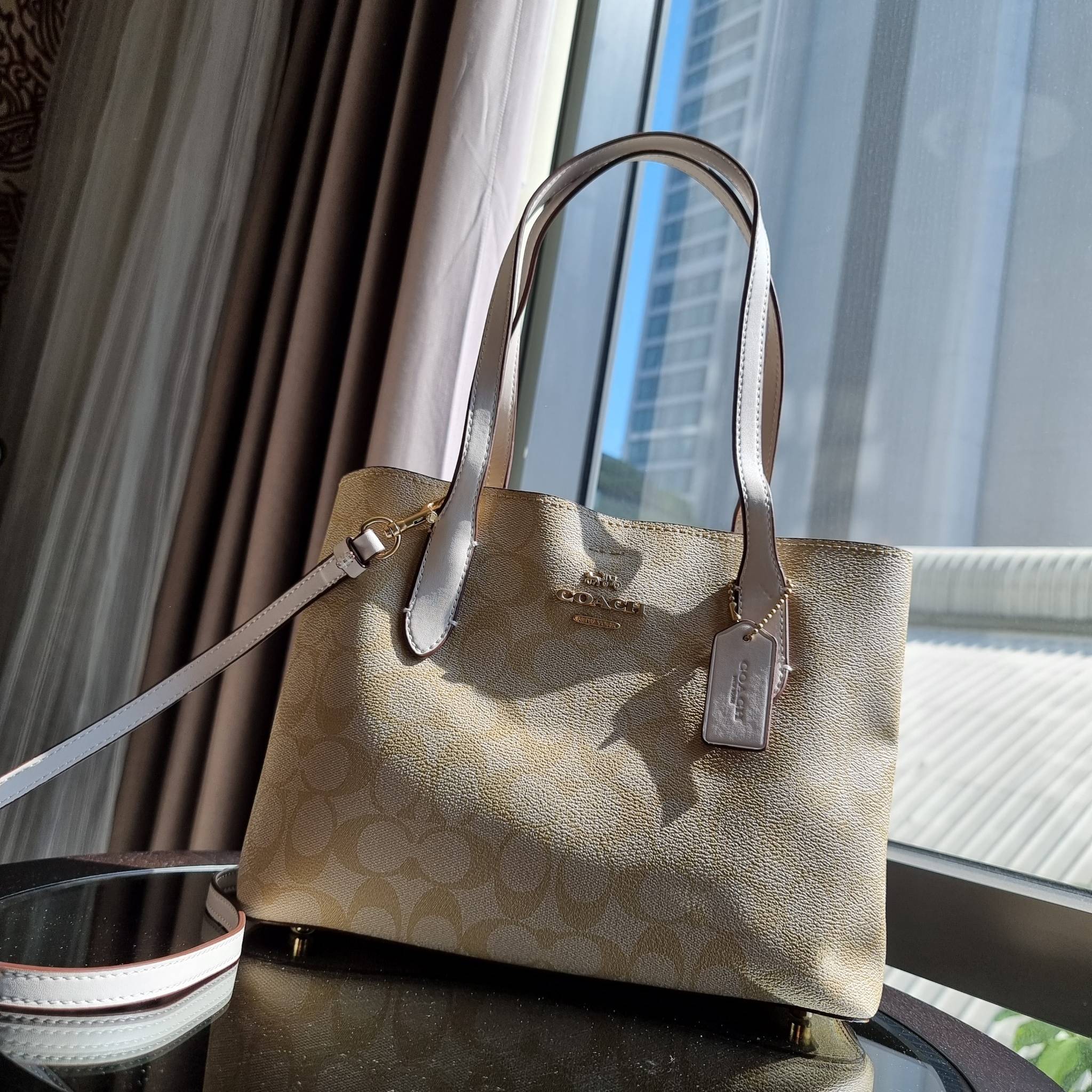 OUTLET 】COACH 73293 MINI AVENUE CARRYALL IN SIGNATURE CANVAS กระเป๋าสะพายรุ่นคลาสสิค คัมแบคแล้วจ้าแม่!! ไซส์กำลังสวย วัสดุหนังแคนวาสคุณภาพดี ด้านข้างเก็บทรงได้ เปิด-ปิดด้วยกระดุมแม่เหล็ก ใช้งานง่าย มีช่องซิป ใบนี้เห็นเล็กๆ แต่จุได้เยอะพอสมควรเลยน้า ɣ