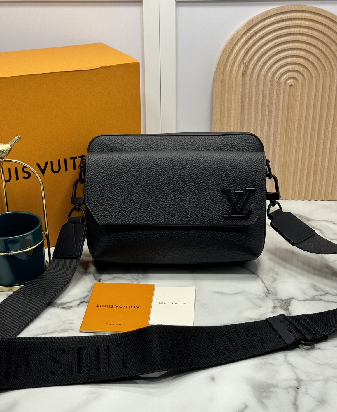 LV Fastline Messenger Bag กระเป๋าสะพาย ทรงแมสเซ็นเจอร์ สีดำเต็มใบสวยคลาสสิก หนังแท้สัมผัสนุ่ม ผสานสไตล์และฟังก์ชันการใช้งานเข้าด้วยกันอย่างลงตัว