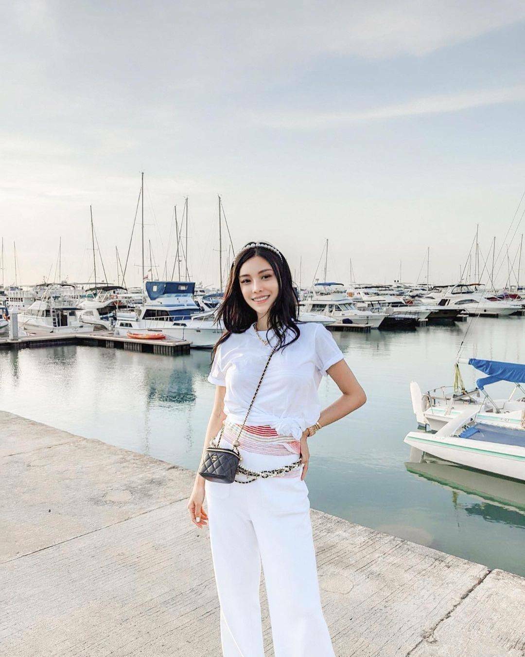 พรีเมี่ยมกิ๊ฟแท้ 100% 】Chanel Mini Clutch Bag With Chain VIP Gift With Purchase (GWP) กระเป๋าสะพายพรีเมี่ยมกิ้ฟทรงเหลี่ยมขนาดมินิสุดน่ารักดีไซน์สุดฮิตหนังเรียบสวยอยู่ทรงเปิดปิดด้วยซิปคู่สะดวกใช้ ด้านหน้าประดับโลโก้แบรนด์อะไหล่ทอง