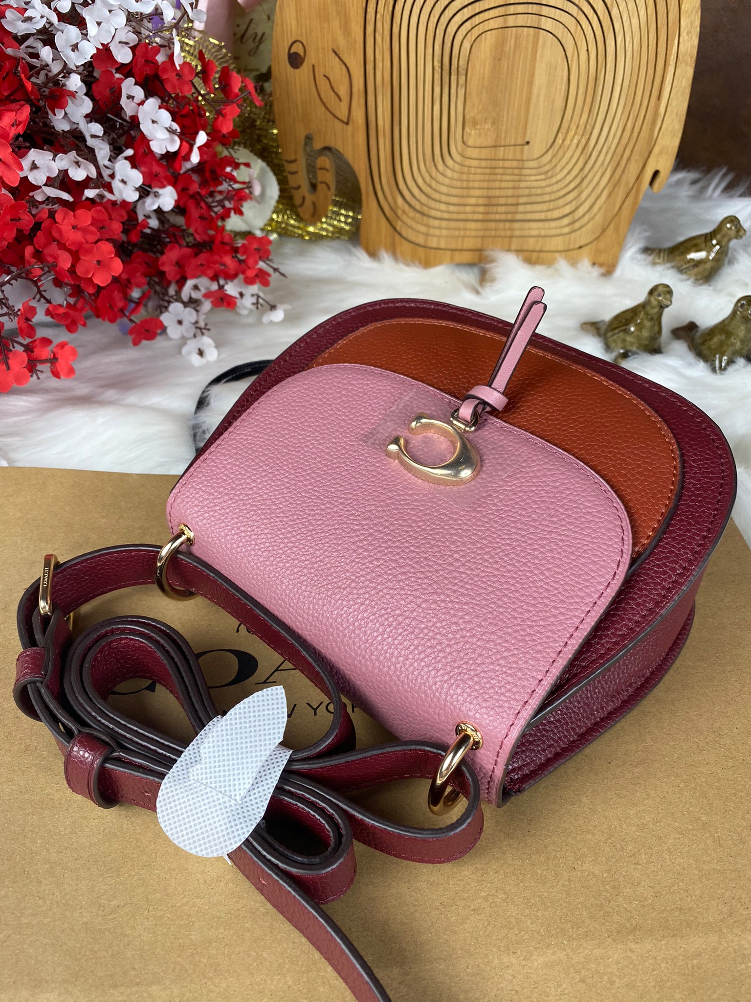 OUTLET 】COACH REMI SADDLE BAG IN COLORBLOCK ((1330)) รุ่นแนะนำ คลาสสิคน่าใช้มากๆ วัยใสๆใช้ดีค่ะ 😘 พร้อมส่งที่ไทยอีกครั้ง! กระเป๋าสะพายข้าง//ครอสบอดี้ร์//หรือทบเป็นสายคู่สะพายไหล่ได้ค่ะ แล้วแต่ชอบเลยค่ะ! วัสดุหนังแท้ ลายหนังสวยมากๆค่ะรุ่นนี้ หลงรัก