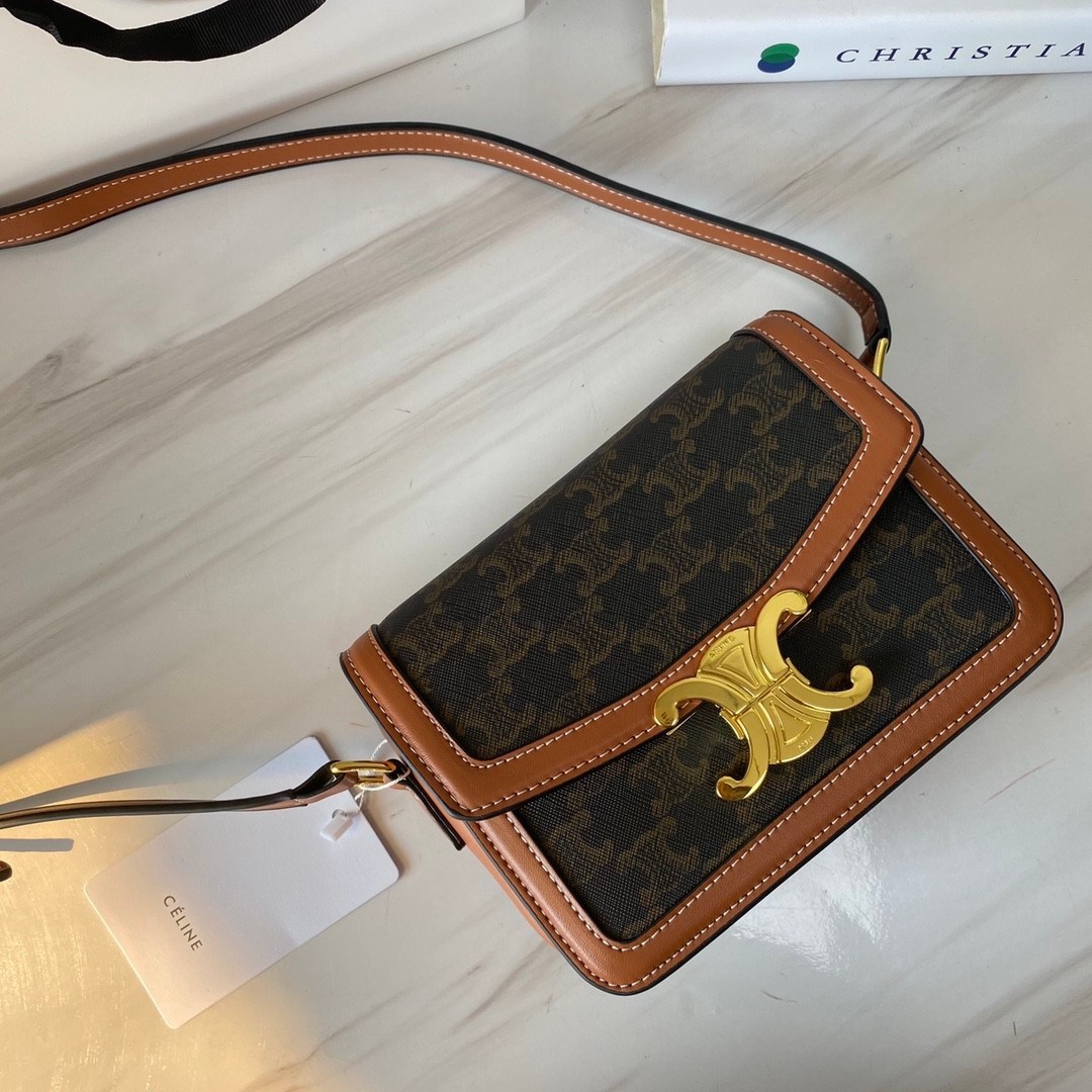 พร้อมส่งรุ่นขายดี!! CELINE CROSSBODY VIP GIFT WITH PURCHASE GWP กระเป๋าพรีเมี่ยมกิ๊ฟ Limited จาก PARFUME DUTYFREE COUNTER สวยอยู่ทรงเปิดปิดด้วยตัวล้อคด้านหน้า ภายในมีช่องใส่ของหลัก พร้อมช่องซิป ใส่กระเป๋าสตางค์กลาง + มือถือได้ ทรงนี้กำลังมาแรงมาก แมชต์ลุค