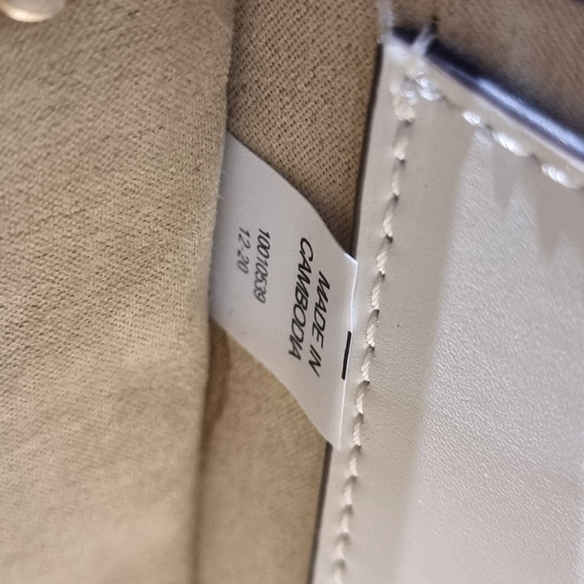 TORY BURCH ROBINSON SPAZZOLATO CONVERTIBLE SHOULDER BAG คอลเลคชั่นใหม่ สวยก่อนใคร ในราคาสุดคุ้ม! กับกระเป๋าสะพายไหล่ ดีไซน์สุดหรู หนังแก้วเงาสวยคม สีผู้ดี รูปทรงใช้งานได้ทุกลุค