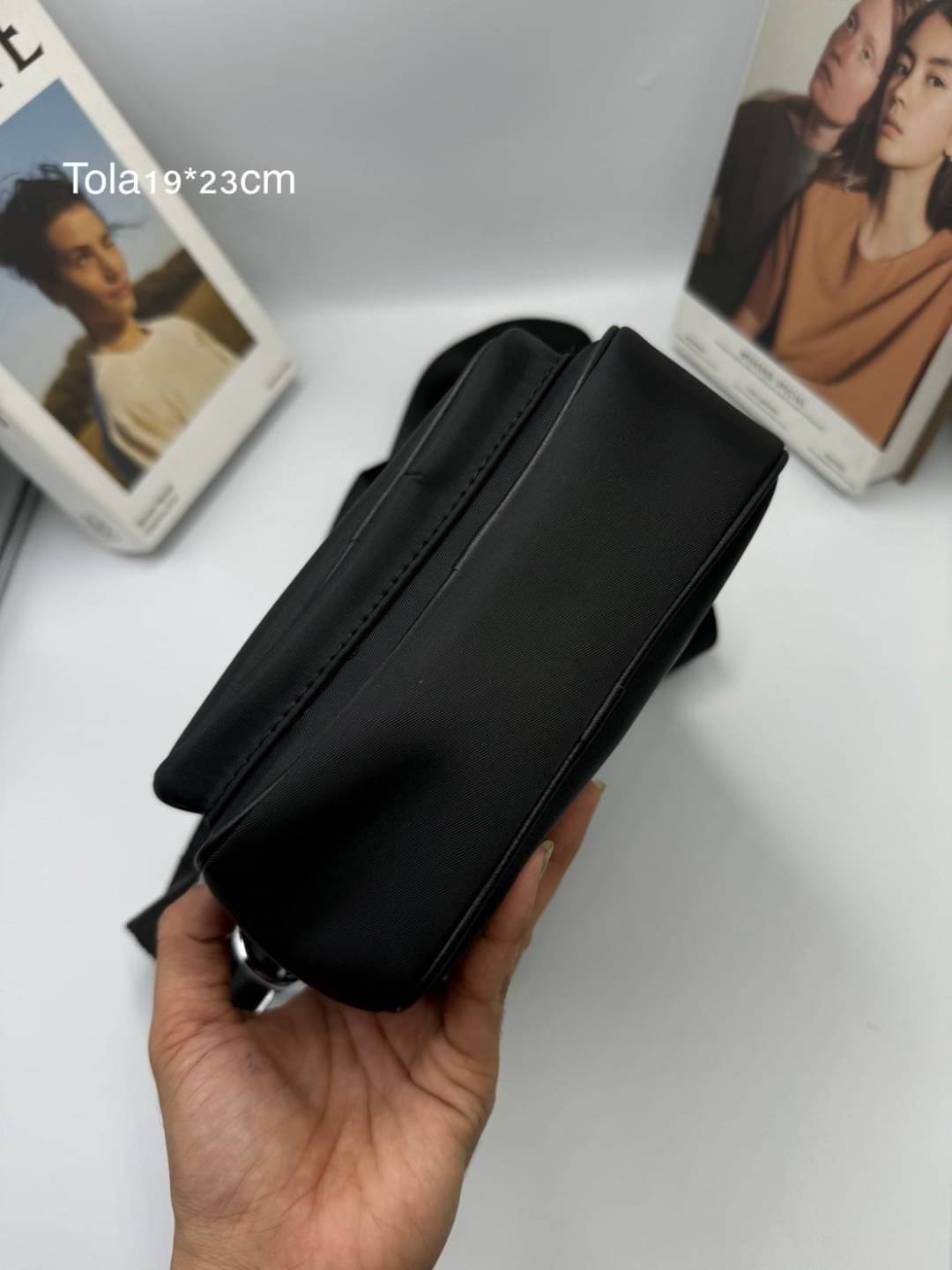 BURBERRY MESSENGER BAG กระเป๋าทรงแมสเซ็นเจอร์สีดำคลาสสิค ขนาดกำลังดี ดีไซน์ใหม่ล่าสุด!! แบ่งช่องซิปใช้งานง่าย มีหูจับในตัว สายสะพายยาวถอดได้ สาวๆซื้อให้แฟนต้องเป็นปลื้มแน่นอน หรือใครมองหาของขวัญช่วงสิ้นปี ใบนี้ตอบโจทย์ถูกใจคนรับแน่นอนจ้า