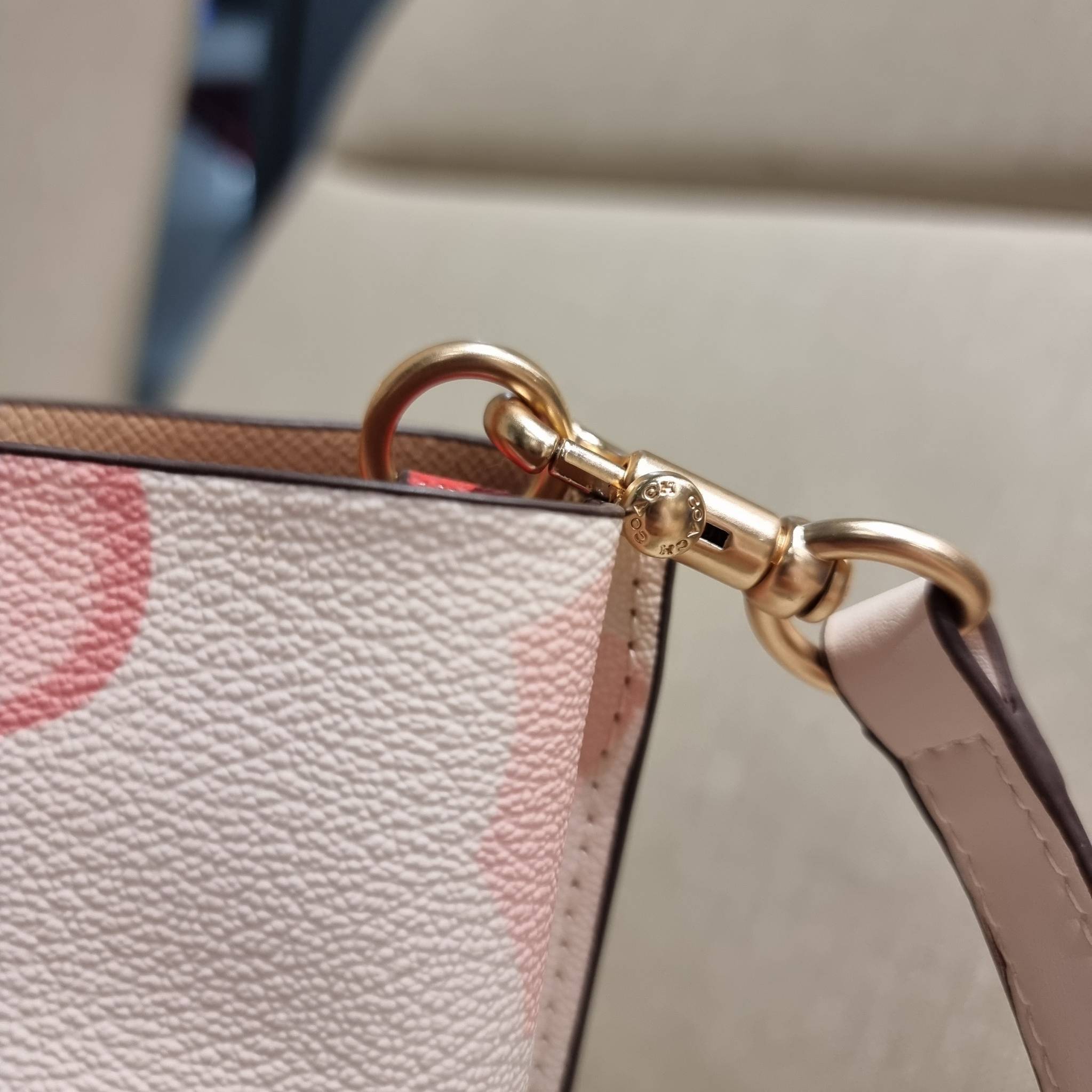 COACH C8217 MOLLIE TOTE 25 WITH DREAMY LAND FLORAL PRINT คอลใหม่ล่าสุด ยังไม่เข้า shop ไทย สวยๆแบบไม่ต้องรอพรีฯให้ยาวนาน กับกระเป๋าโท้ทไซส์เล็กที่สาวๆต่างก็ต้องปักใจรัก สวยสมใจ ดีไซน์ลวดลายดอกไม้ คละเคล้าเต็มใบ ละมุน สดใส น่าใช้สุดๆ วัสดุหนังแคนวาส ภายในโ