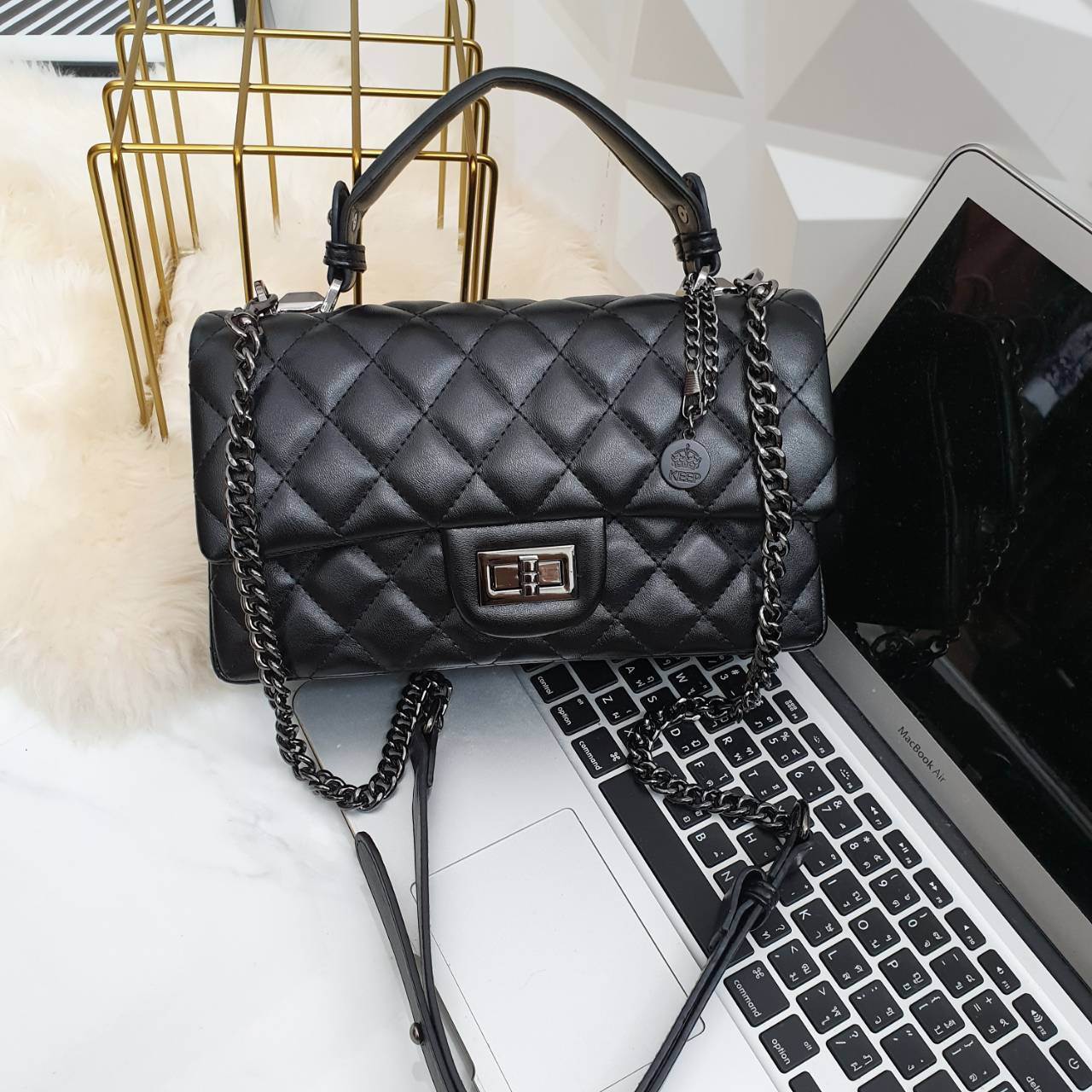 สินค้าเข้าใหม่ KEEP รุ่น Coco chain handbag ✨กระเป๋าทรงหรูวัสดุทำจากหนังแกะสังเคราะห์ หนัง นิ่ม ฟู ตึง สวยอยู่ทรงตามแบบฉบับของแบรนด์ รุ่นใหม่ตัวนี้ปักลายตารางสวยหรู การเย็บประณีตทุกตาราง อะไหล่สีดำ เงา เกรดพรีเมี่ยม ✨รุ่นนี้ดีไซน์มีหูหิ้ว สา