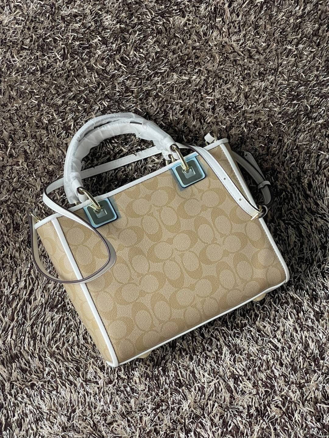 Coach Perry Tote Classic Bag F57568 รุ่นใหม่ล่าสุด กระเป๋ารูปทรงสี่เหลี่ยมสุดคลาสสิก เป็นกระเป๋าอเนกประสงค์ที่สามารถใช้ได้แทบทุกโอกาส ไม่ว่าจะไปเรียน, ไปทำงาน, ไปเที่ยว หรือแม้แต่ไปชอปปิง ด้วยขนาดที่กำลังดี ไม่ใหญ่เทอะทะ แต่ก็ไม่เล็กจนเกินไป มาพร้อมหูหิ้ว