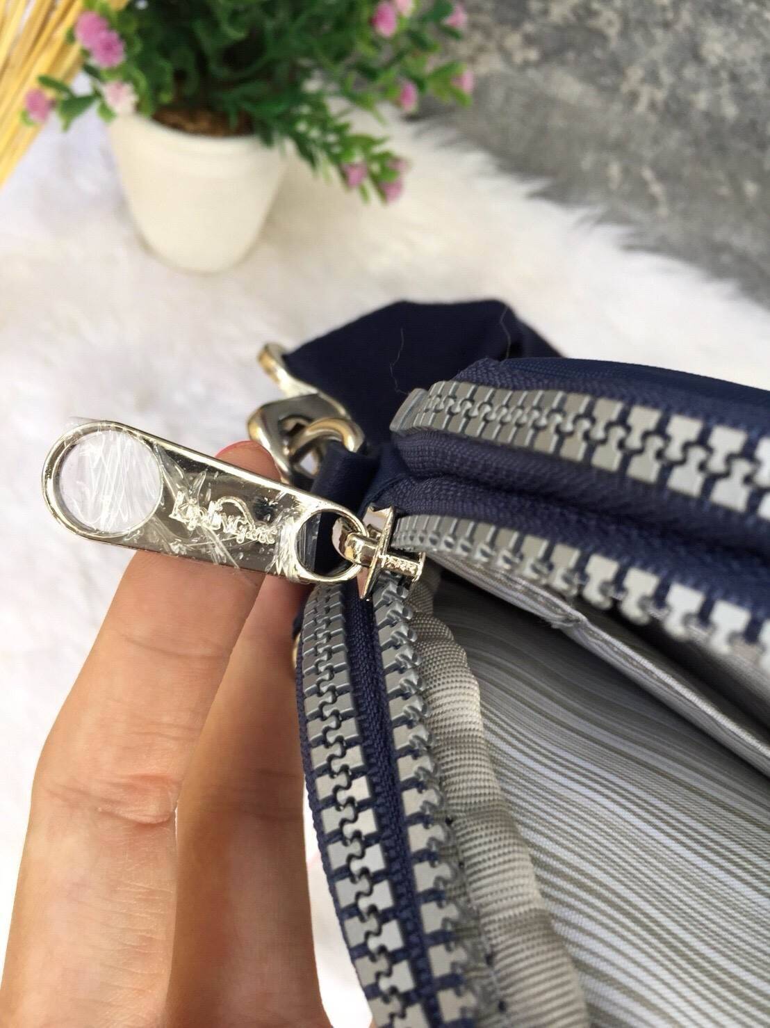 KIPLING K10210 NEAT LAPTOP BAG กระเป๋า messenger bag กระเป๋าถือและสะพาย เหมาะกับ working women เพราะสามารถถือไปทำงานได้ทุกวัน ใส่โน้ตบุ้คได้ค่ะ ใบนี้ หูยาวสามารถสะพายไหล่ได้ แถมยังมีสายยาวมาให้ด้วยค่ะ ทำให้สะดวกต่อการถือมากๆ เปิดปิดด้วยซิป โดยแบ่งเป็น 3 ช