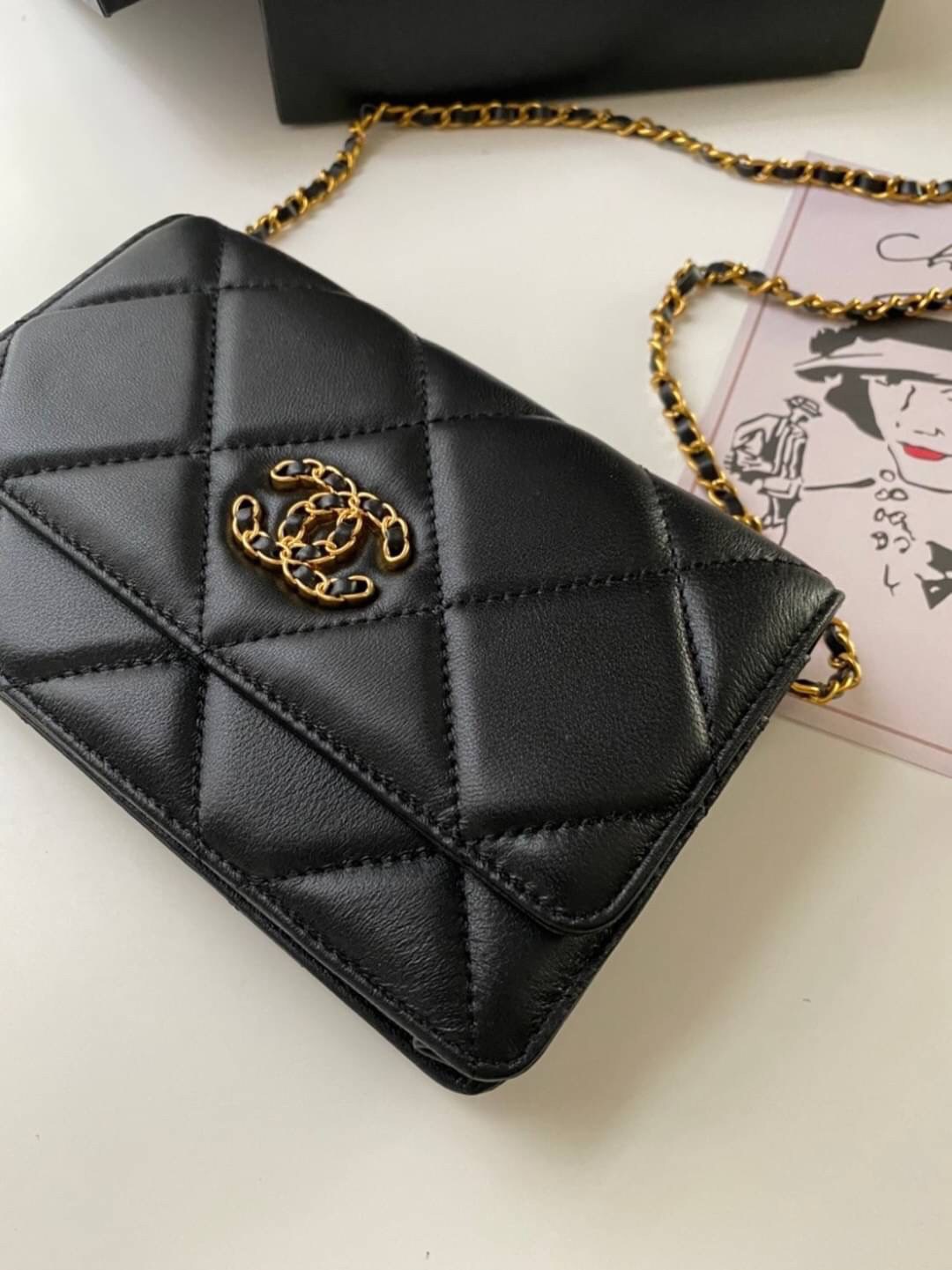 หนังแท้ VIP GIFT CHANEL classic shoulder crossbody bag วัสดุหนังเรียบเนียนสวยผู้ดีม๊ากกก งานอยู่ทรงคุณภาพดีตามแบบฉบับของแบรนด์ ขนาดกำลังดี น้ำหนักเบา ด้านหน้ามีโลโก้แบรนด์อะไหล่หรู มีช่องใส่บัตร ใส่ของจุกจิก เปิดปิดด้วยฝาปิดกระดุม งานตัวจริงสวยมากๆ ถูกใจร