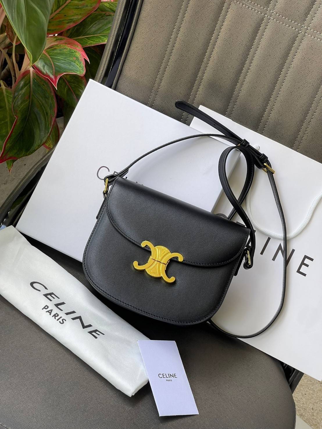 VIP 🥂 CELINE TEEN BESACE TRIOMPHE IN SHINY กระเป๋าสะพายคาดลำตัวรุ่นนี้นับว่าเป็นกระเป๋าอีกหนึ่งรุ่นในซีรีส์ Triomphe ที่ได้รับความนิยมอย่างมาก ด้วยรูปร่างทรงโค้งมนมีความคลาสสิกตามแบบฉบับของ Celine เพิ่มความหรูหราและโดดเด่นด้วยการตกแต่งด้วยโลโก้โลห