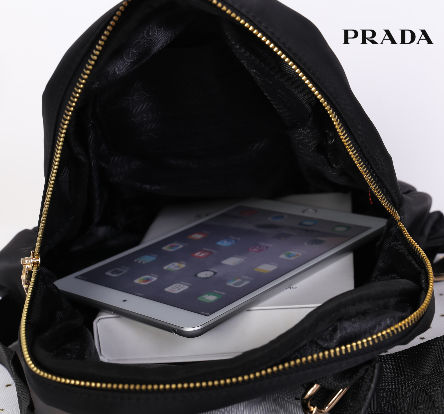 PRADA NYLON Bear BACKPACK กระเป๋าสะพายเป้ Premium gift จากเคาน์เตอร์ต่างประเทศรุ่น Limited edition วัสดุเป็น Nylon เนื้อหนาคุณภาพดีตามแบบฉบับของแบรนด์ ขนาดกำลังดี น้ำหนักเบา ด้านหน้าเป็นลายหมีปั๊กกลิ้ตเตอร์โลโก้แบรนด์ อะไหล่ทองหรูภายในซับ Polyester 100% ม