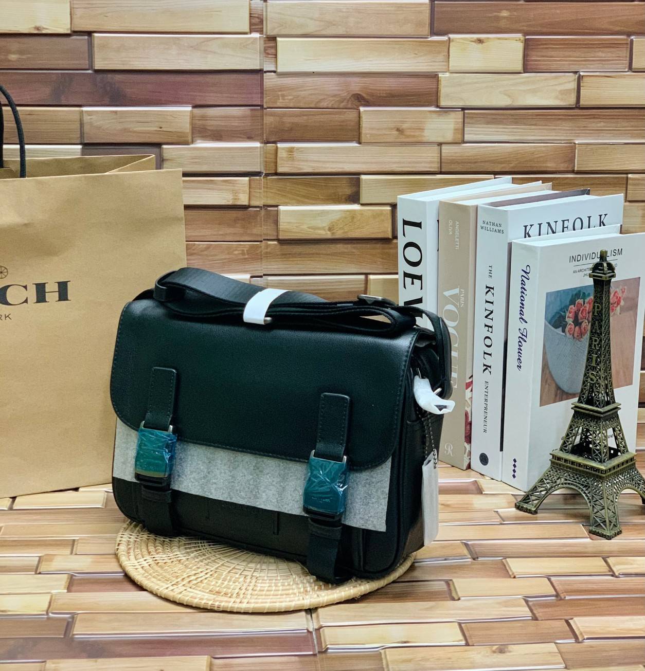 ลุคคือดูดีมากๆ ต้อนรับปีใหม่นี้กันค่า😘 COACH TRACK CROSSBODY ((2715)) เข้าใหม่อีกหนึ่งสี พร้อมส่งที่ไทย ใหม่ล่าสุดค่ะ! กระเป๋าสะพายครอสบอดี้ร์หรือสะพายข้าง หนังแท้ชั้นดีที่สุด หนังนิ่มเรียบสวยมากๆค่ะ ด้านหน้าเย็บป้ายหนังโลโก้แบรนด์ เปิดปิดกระเป๋าแ