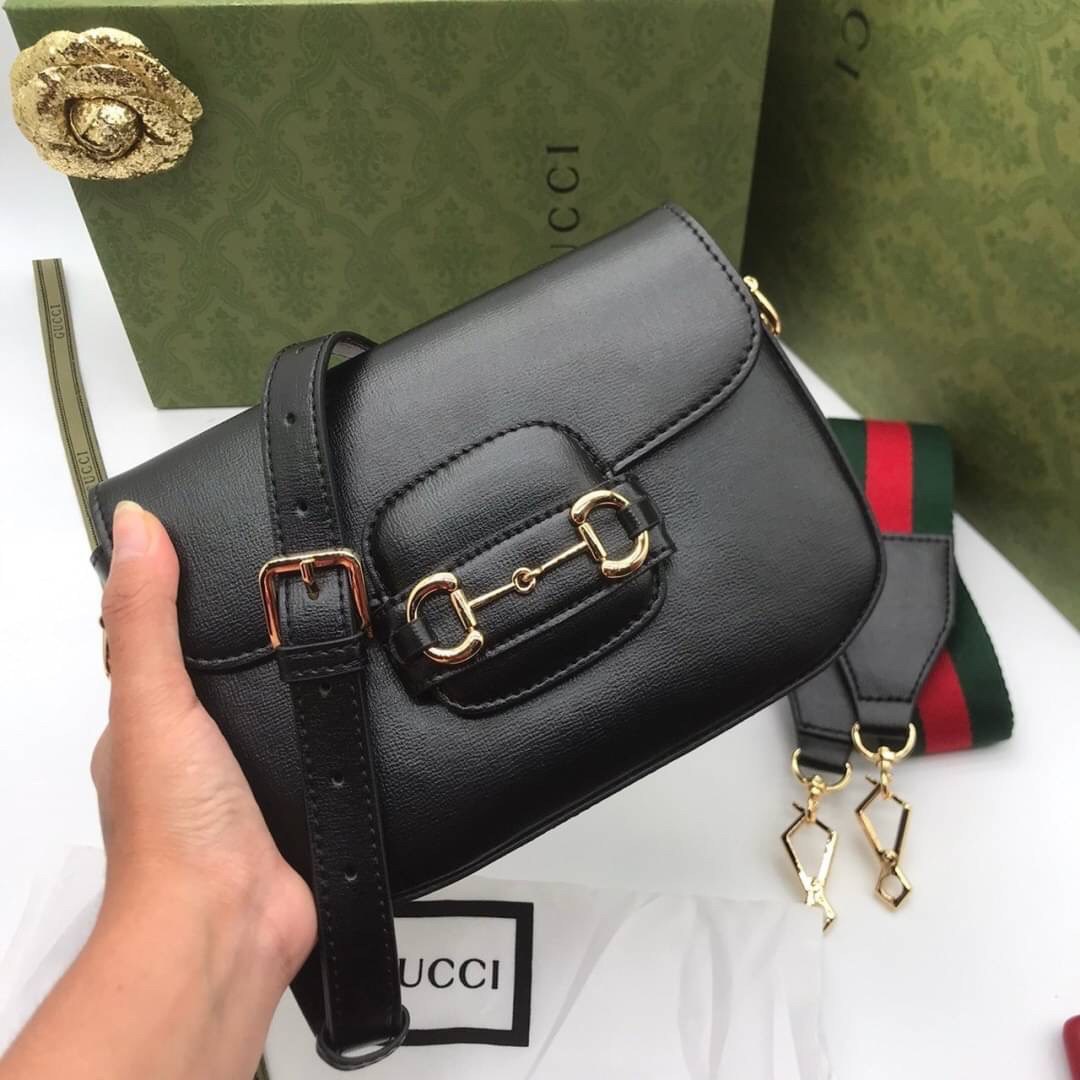 VIP GIFT 】หนังแท้ GUCCI Gucci Horsebit 1955 mini bag ที่สุดของรุ่นที่ฮอตหนักมาก คอลเลคชั่นที่ยอดขายดีตั้งแต่วันแรกที่ลง shop ด้วยรูปทรงที่กะทัดรัด ตอบโจทย์ได้ทุกลุค ทุกไลฟ์สไตล์ ใช้งานได้ง่ายคล่องตัว เรียกได้ว่าใครไม่มีได้ยังไง สวยขนาดนี้!!