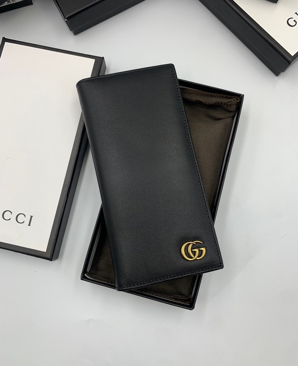 GUCCI MEN WALLET / GUCCI LONG WALLET / GUCCI WALLET กระเป๋าสตางค์ใบยาวผู้ชาย งานหนังแท้ ผสมผสานความสง่างามและคลาสสิกที่เข้ากับยุคสมัย ด้านหน้าโดดเด่นด้วยซิกเนเจอร์แบรนด์ เป็นอีกหนึ่งรุ่นที่ดาราเชเลปใช้กันเยอะมาก พร้อมส่งที่ไทย ภาพสินค้าถ่ายจากงานขายจริง ใ